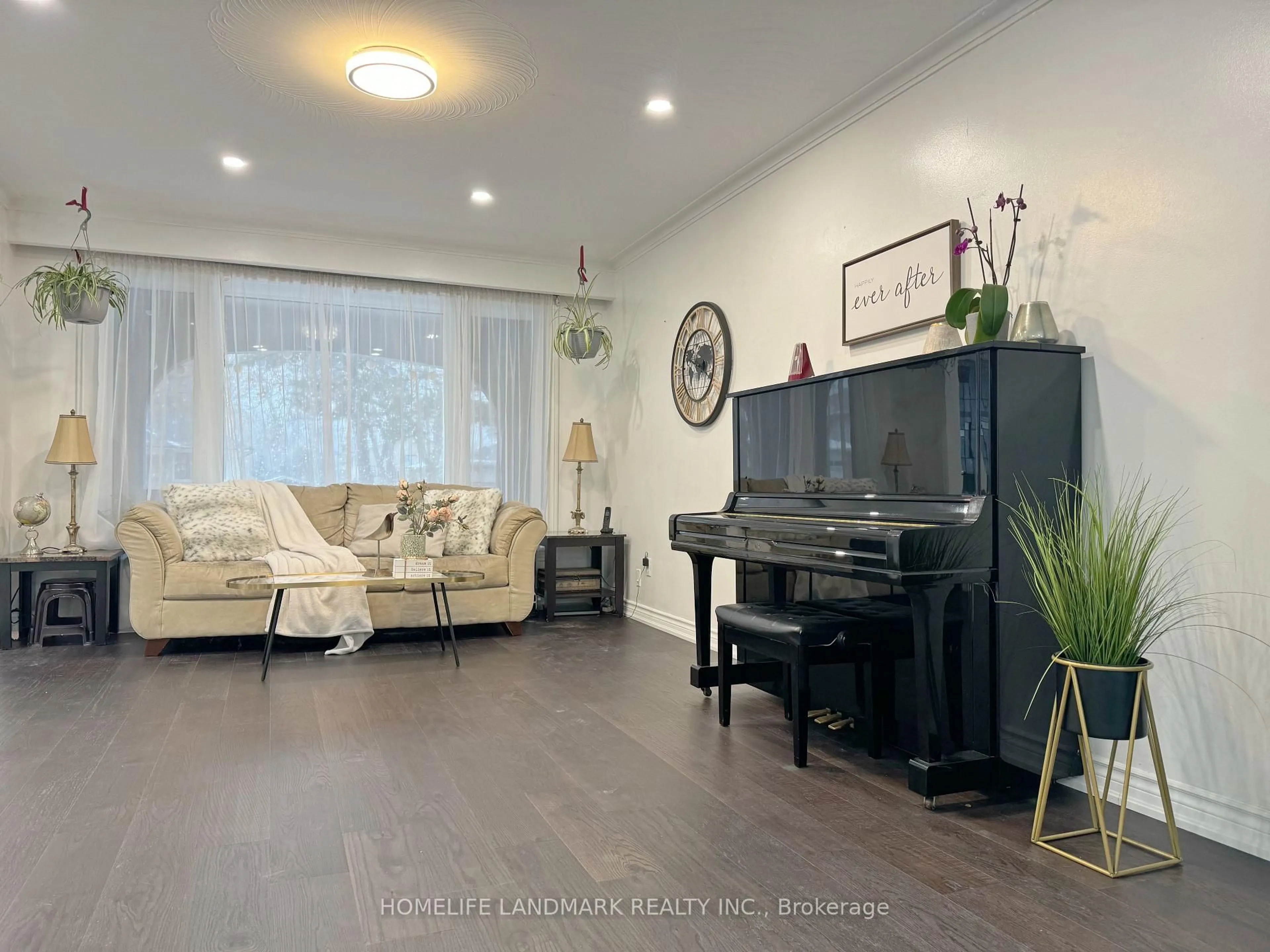 Living room with furniture, unknown for 1553 Ogden Ave, Mississauga Ontario L5E 2H9