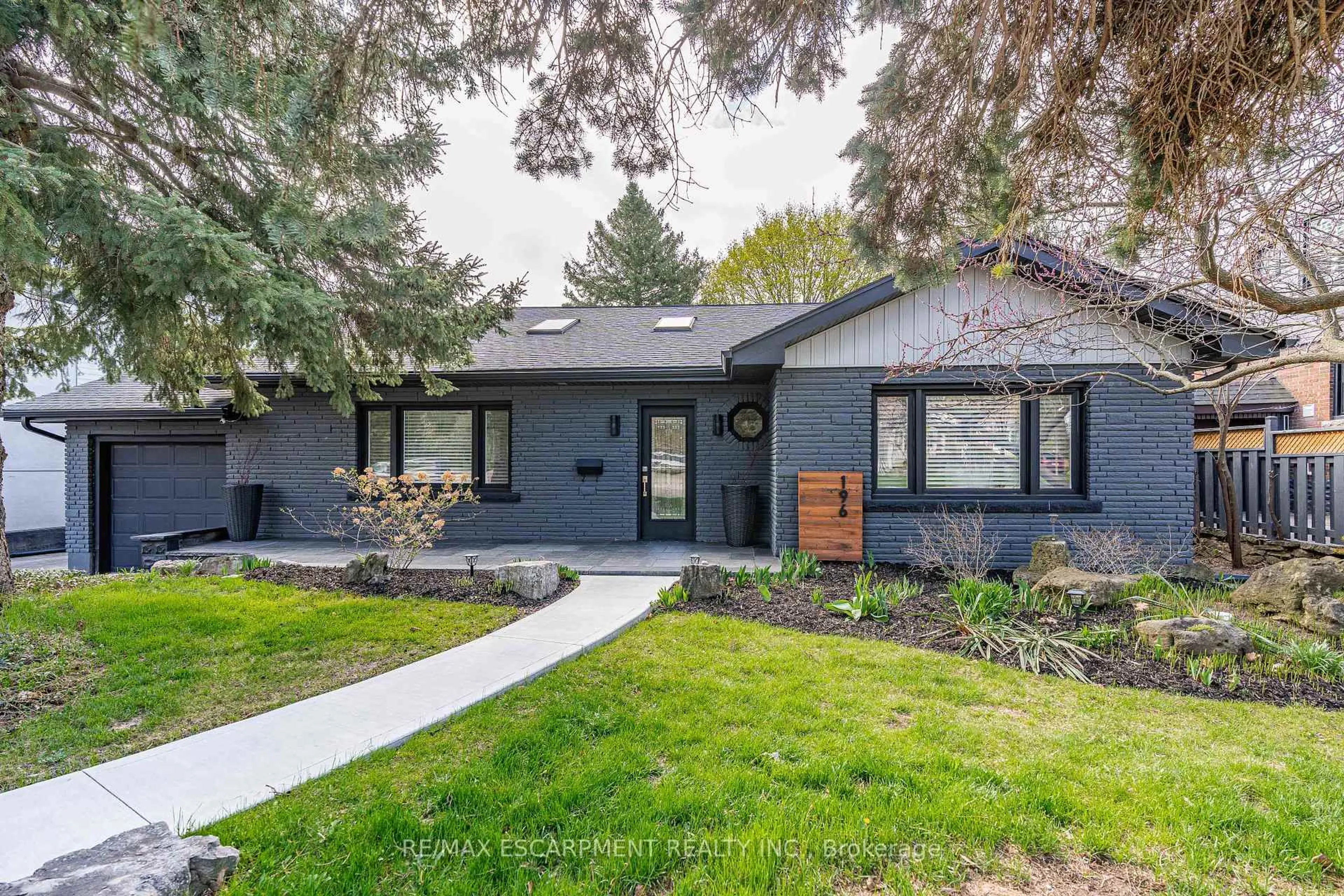 Home with brick exterior material, street for 196 Townsend Ave, Burlington Ontario L7T 1Z4