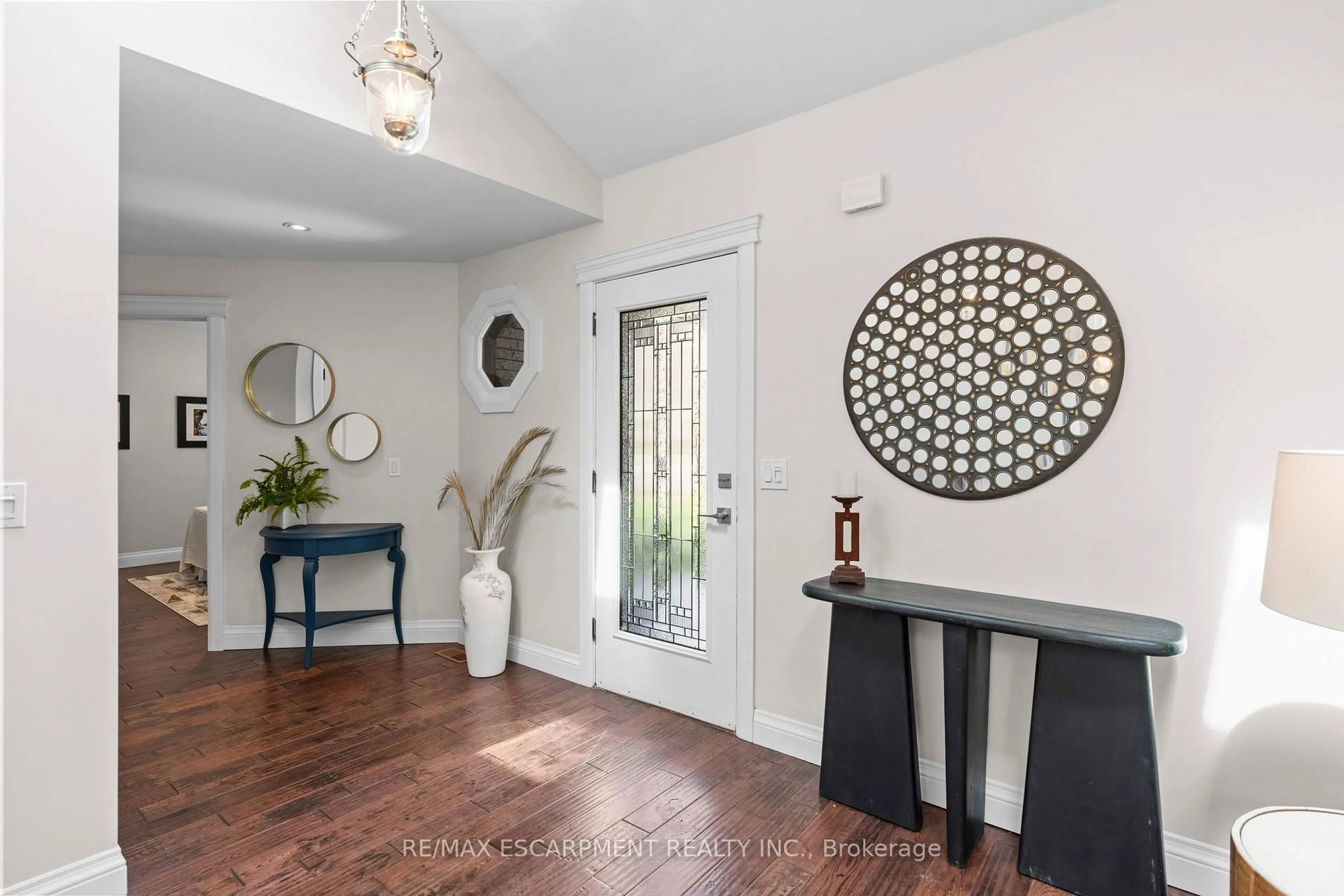 Indoor entryway for 196 Townsend Ave, Burlington Ontario L7T 1Z4