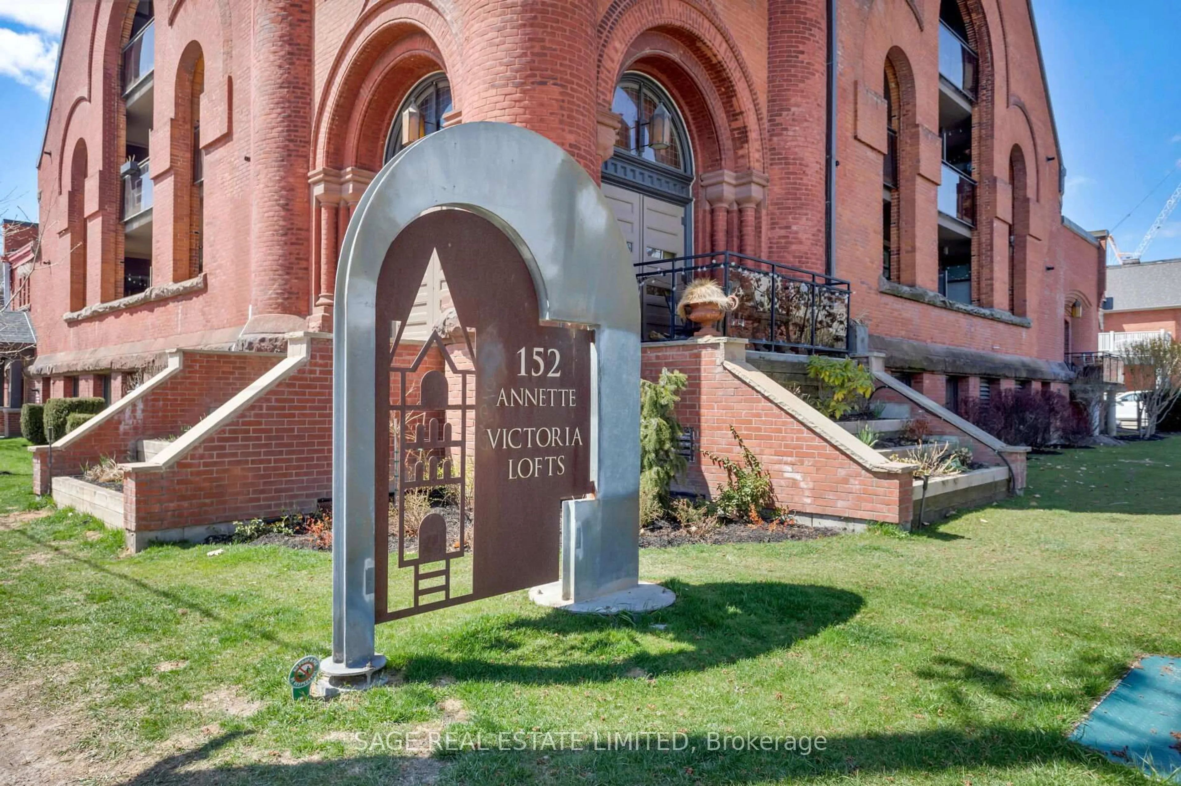 Indoor foyer for 152 Annette St #103, Toronto Ontario M6P 1P4