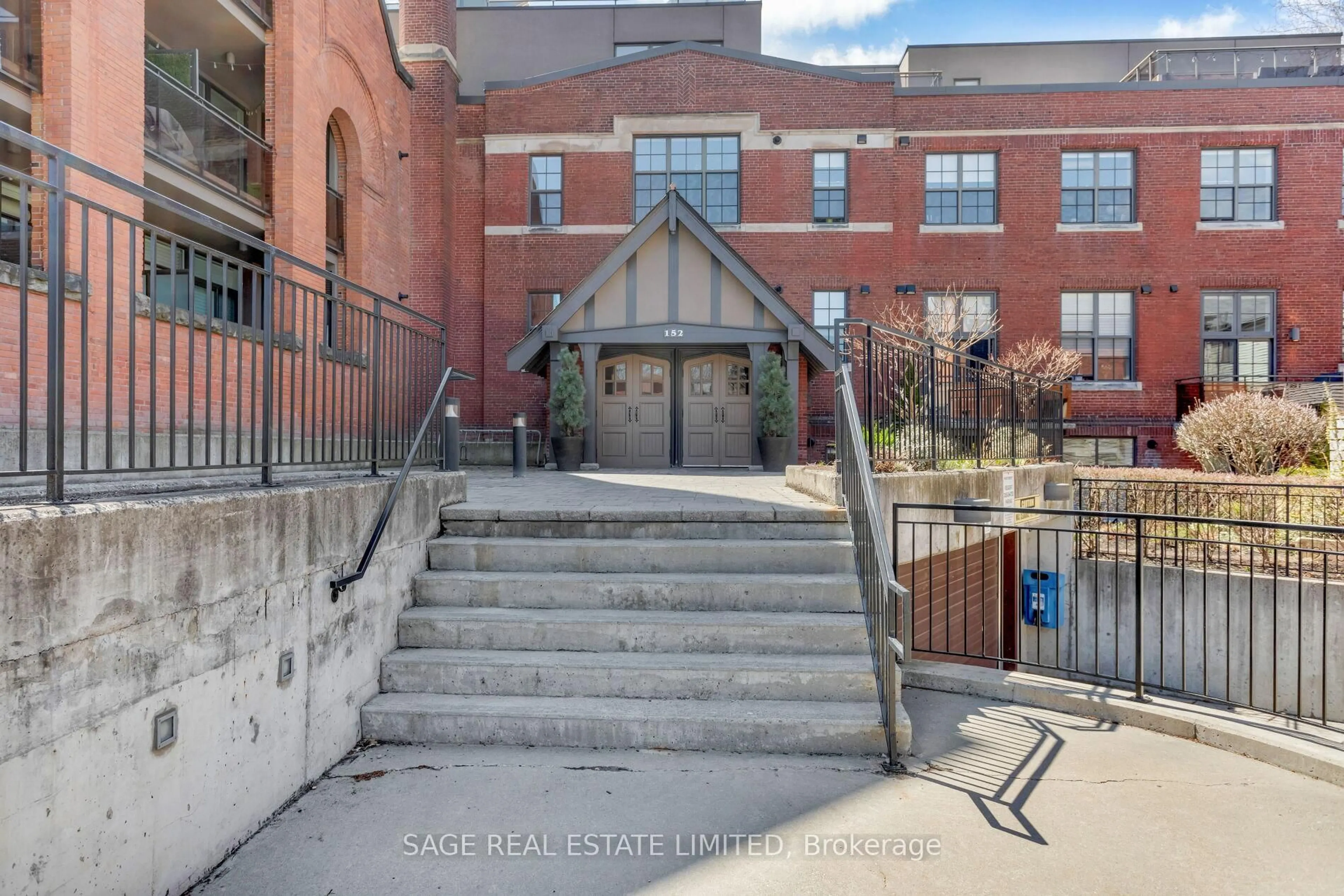 Stairs for 152 Annette St #103, Toronto Ontario M6P 1P4