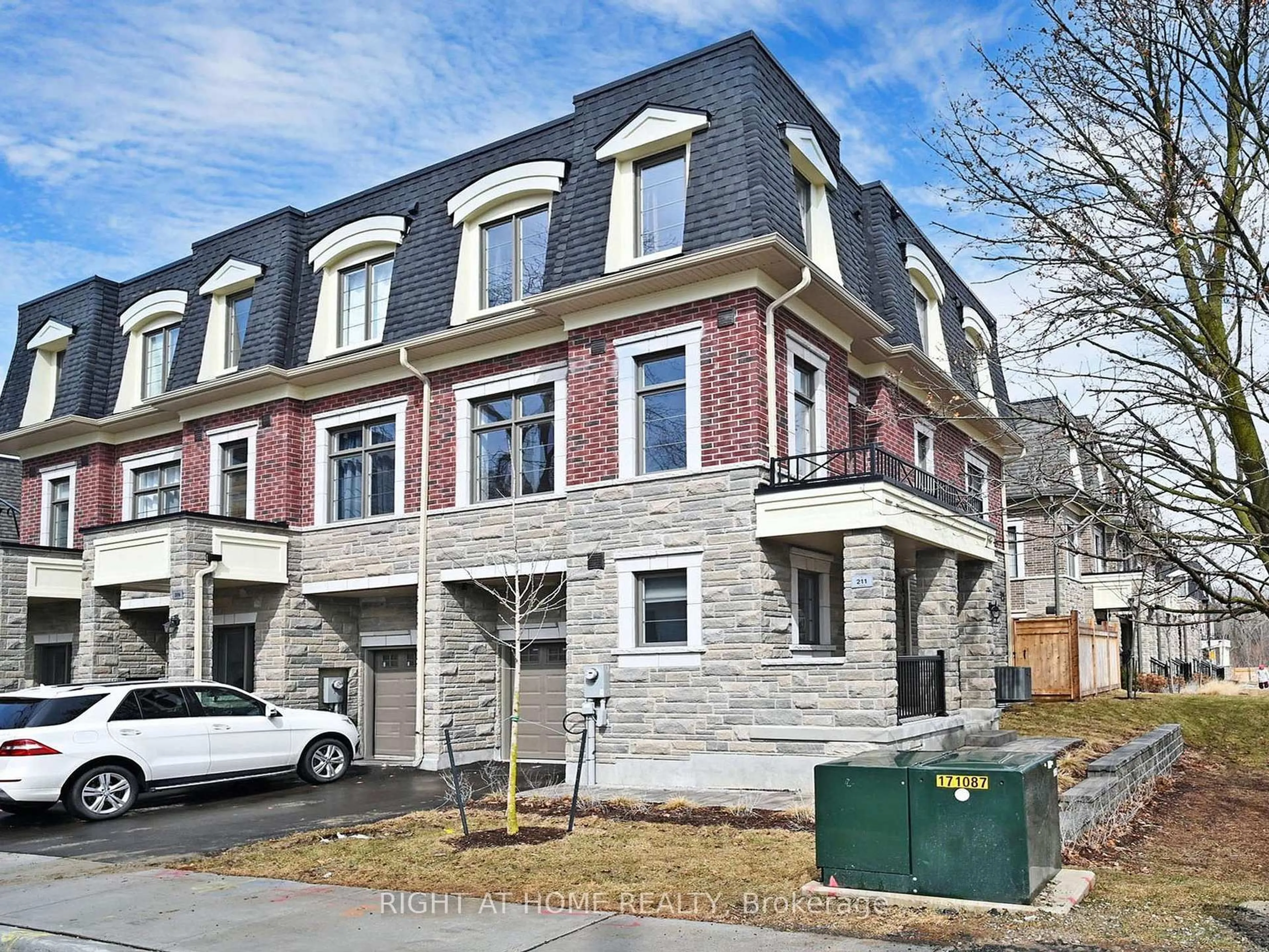 Home with brick exterior material, street for 211 Wyndham St, Mississauga Ontario L5M 2S5