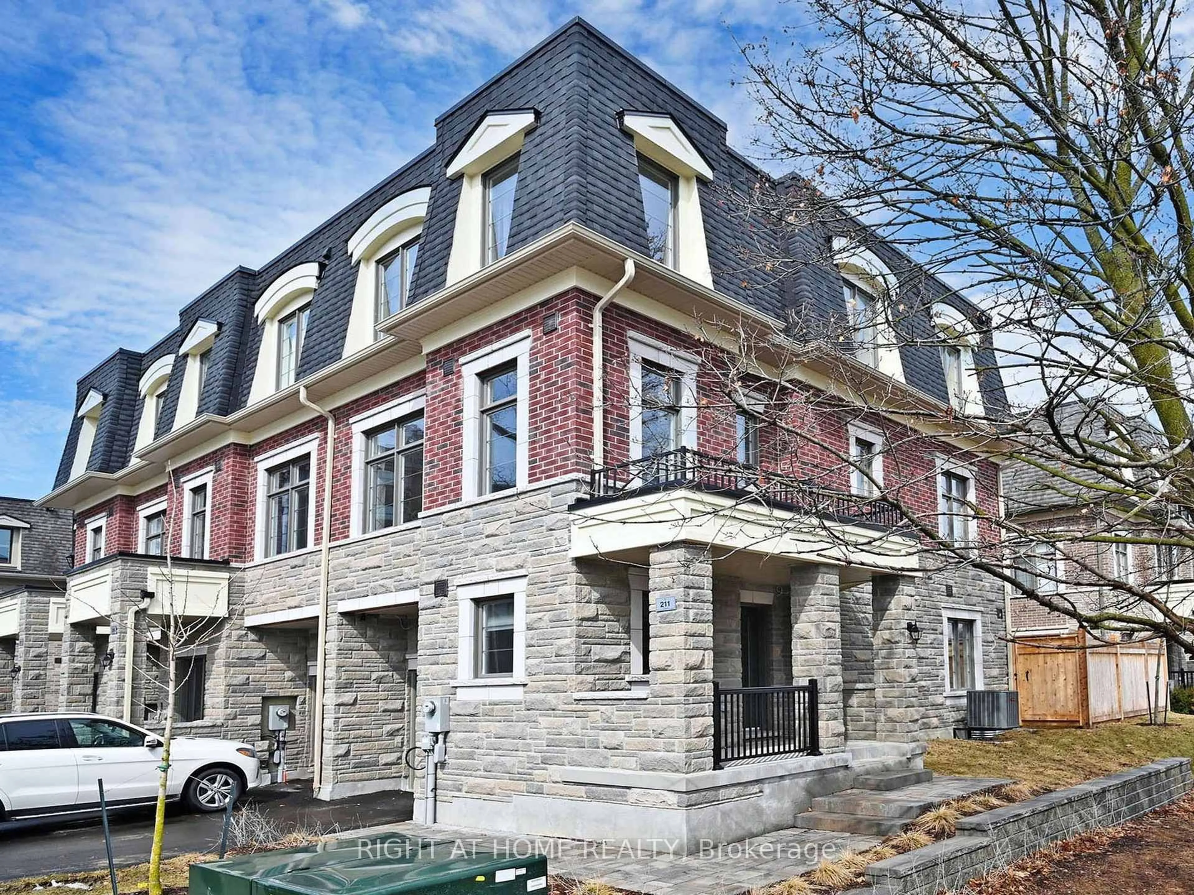 Home with brick exterior material, street for 211 Wyndham St, Mississauga Ontario L5M 2S5