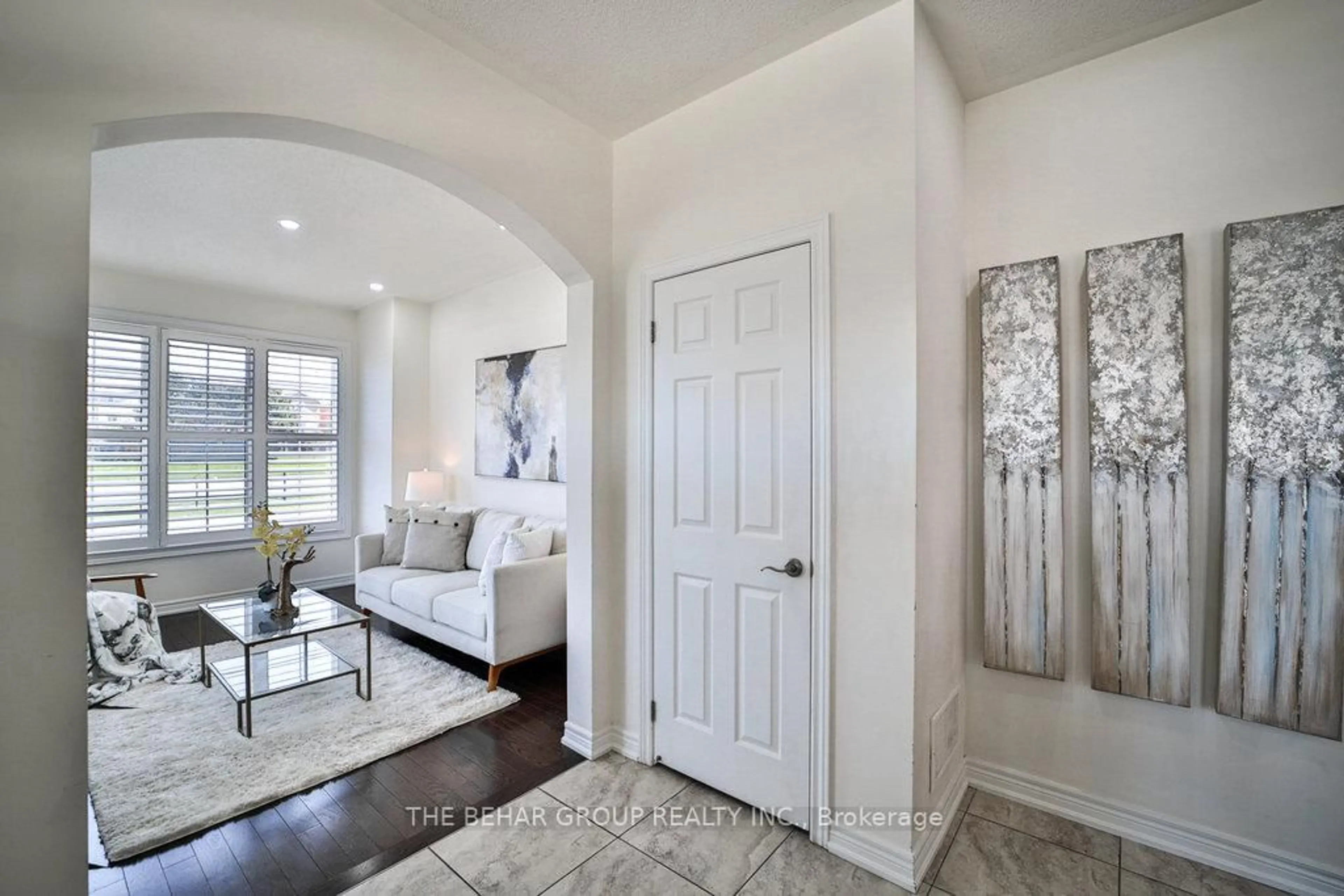 Indoor entryway for 37 Young Dr, Brampton Ontario L6Y 0P4