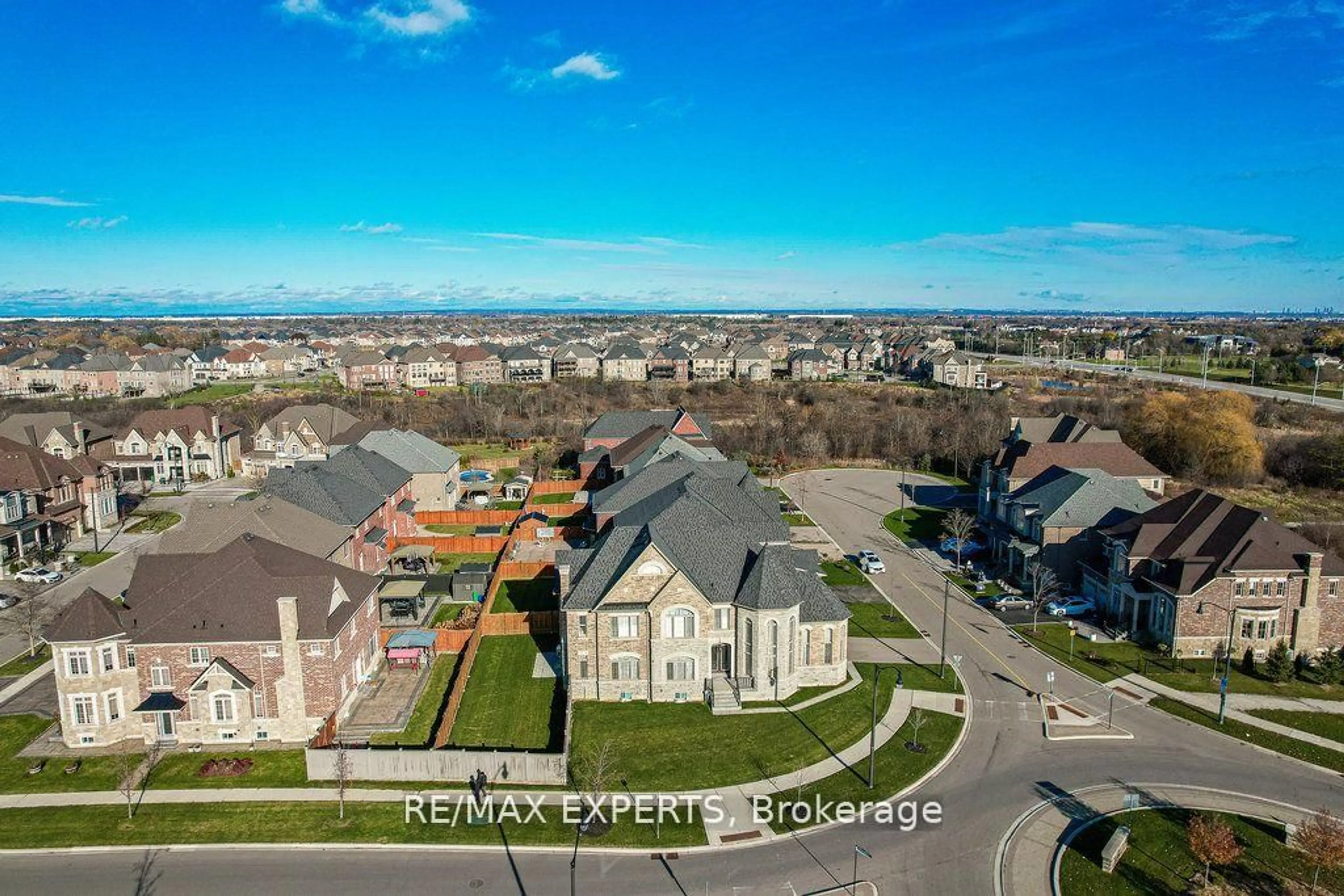 A pic from outside/outdoor area/front of a property/back of a property/a pic from drone, unknown for 28 Pendergast Crt, Brampton Ontario L6P 0H8