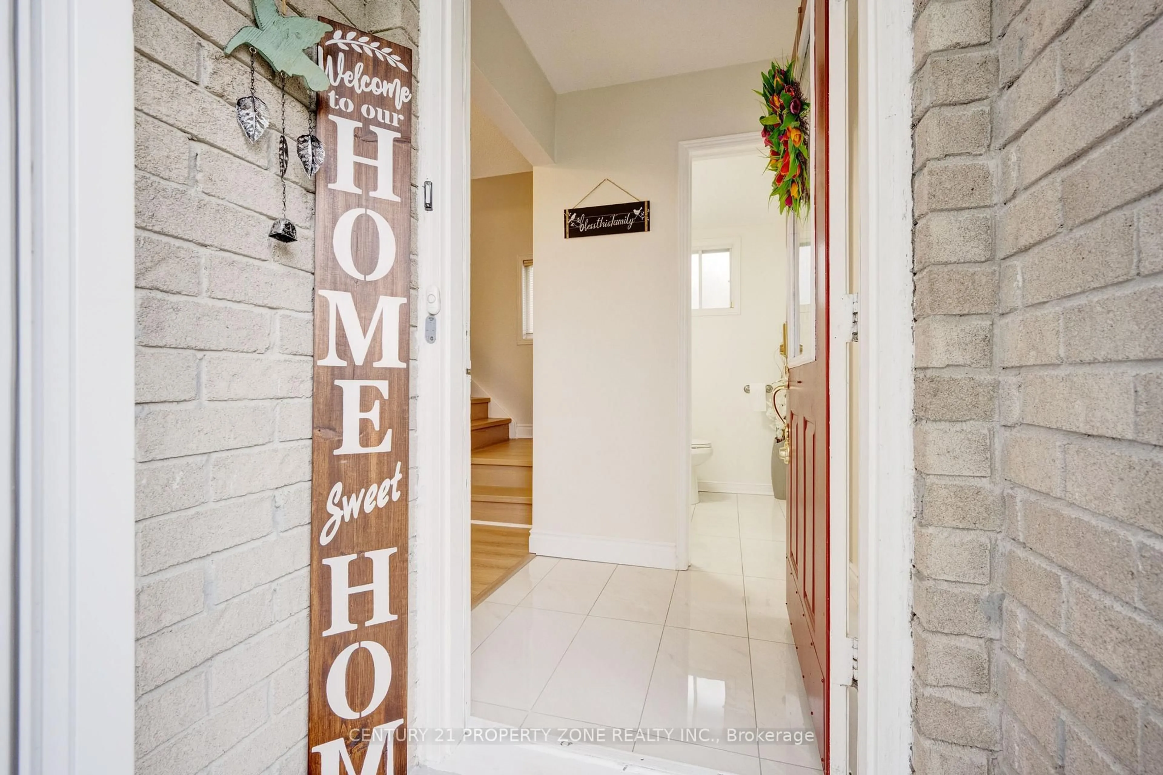 Indoor entryway for 2 Cortez Crt, Brampton Ontario L6X 3Z4