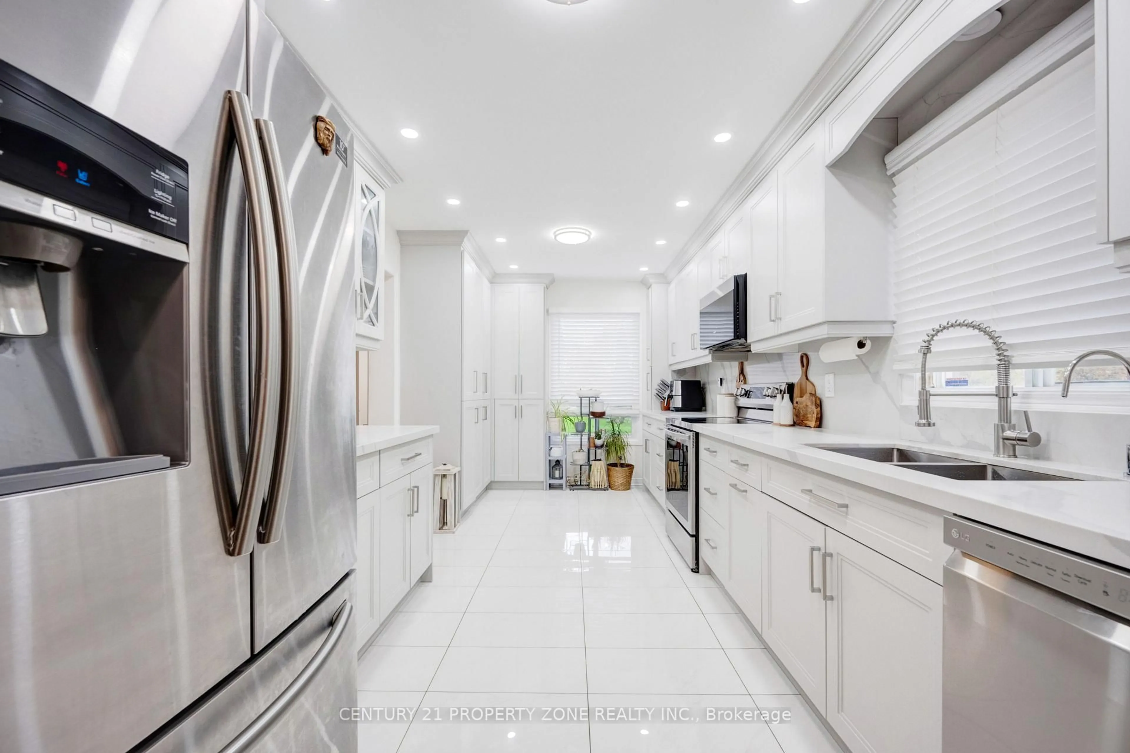 Contemporary kitchen, ceramic/tile floor for 2 Cortez Crt, Brampton Ontario L6X 3Z4
