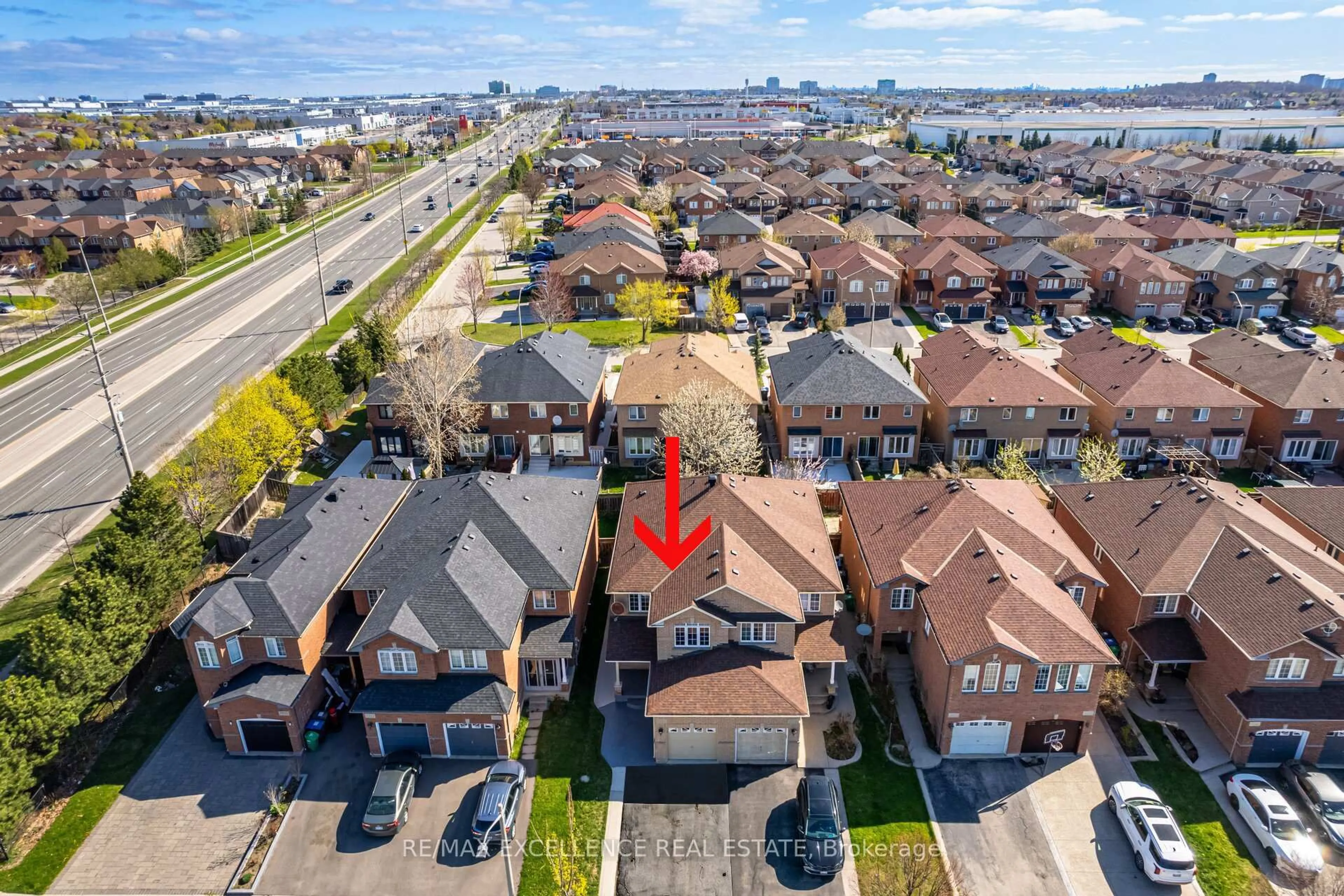 A pic from outside/outdoor area/front of a property/back of a property/a pic from drone, street for 5927 Stonebriar Cres, Mississauga Ontario L5V 2T8