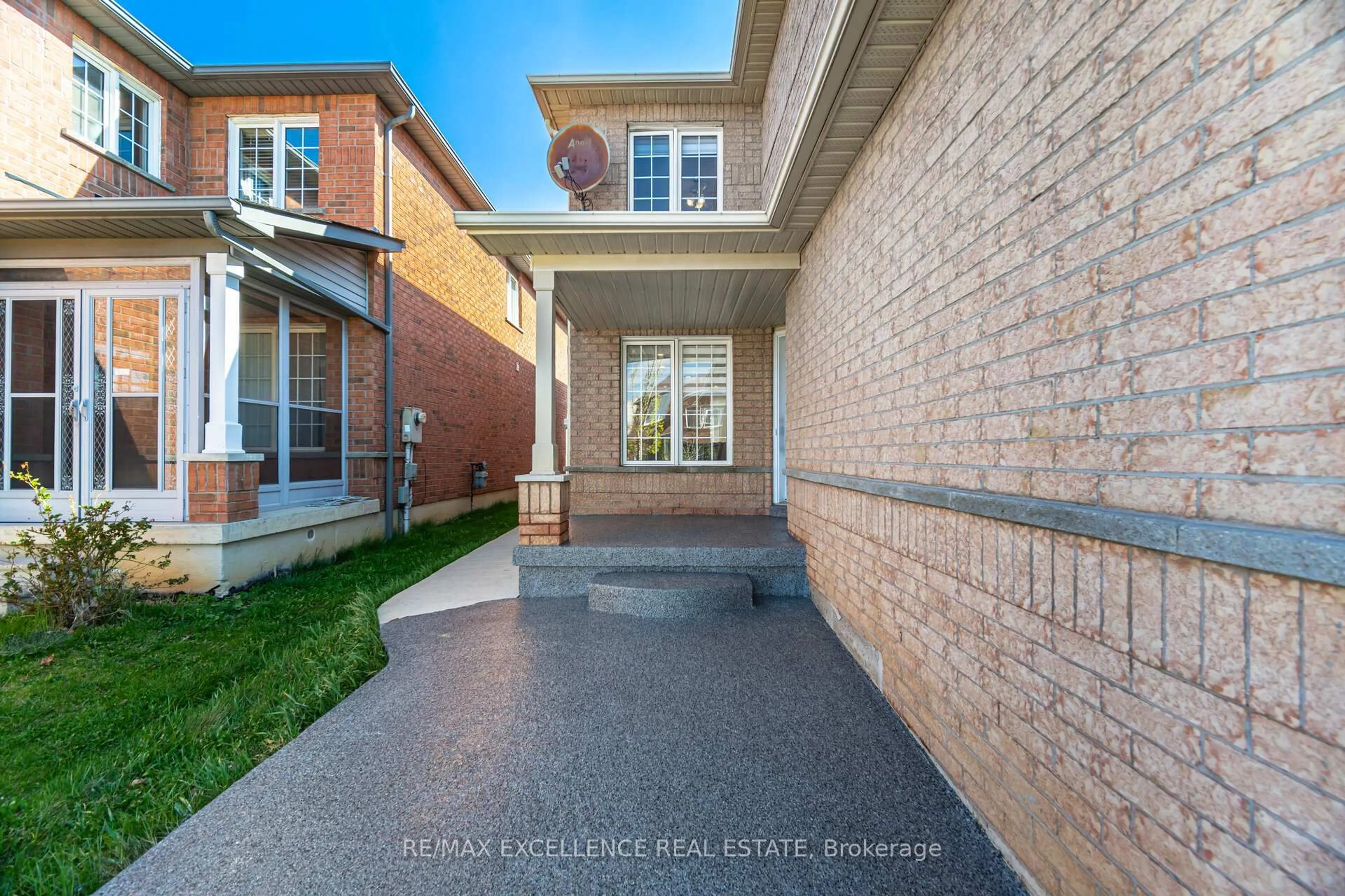 Home with brick exterior material, street for 5927 Stonebriar Cres, Mississauga Ontario L5V 2T8