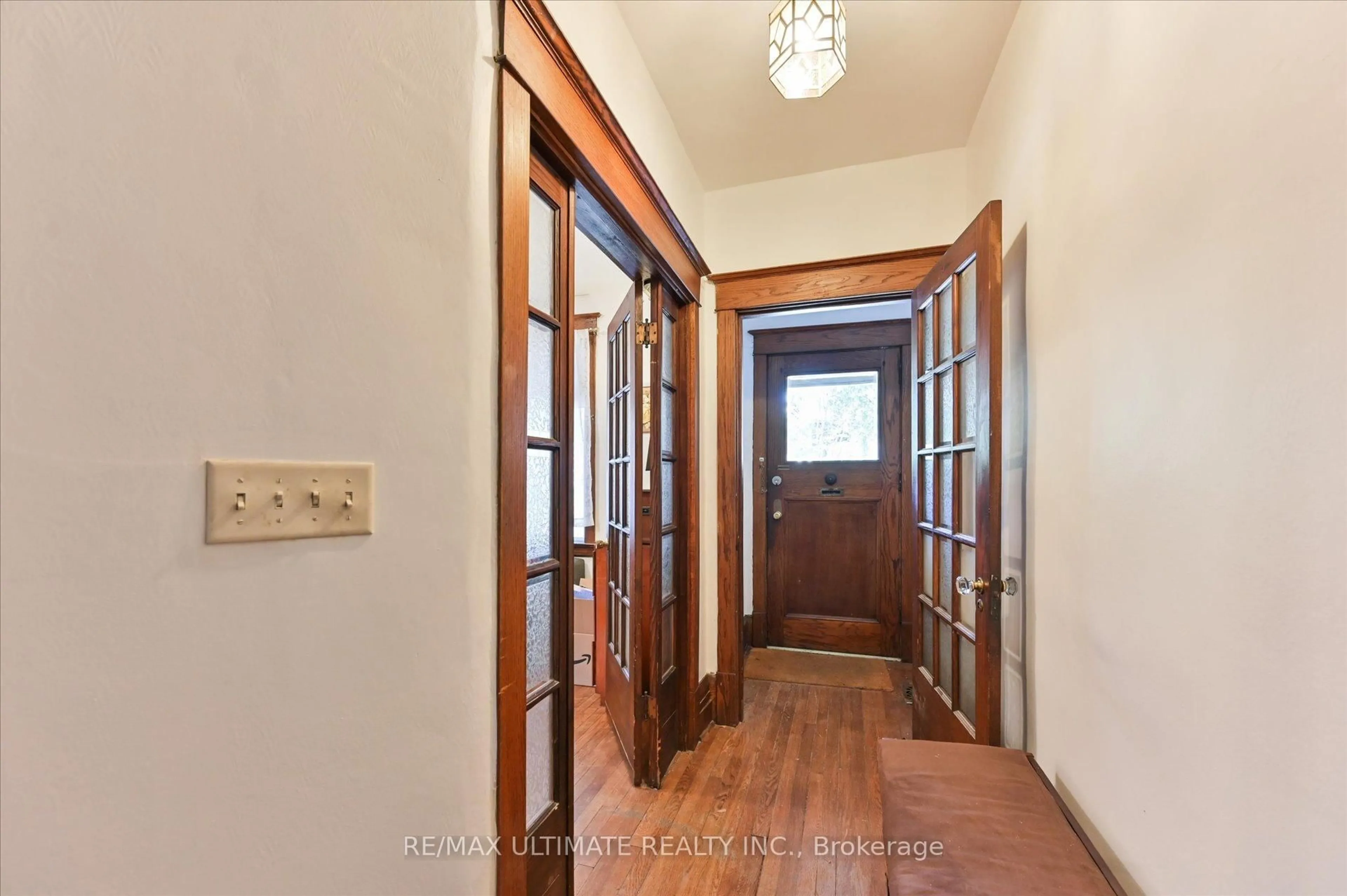Indoor foyer for 159 Glendale Ave, Toronto Ontario M6R 2T4