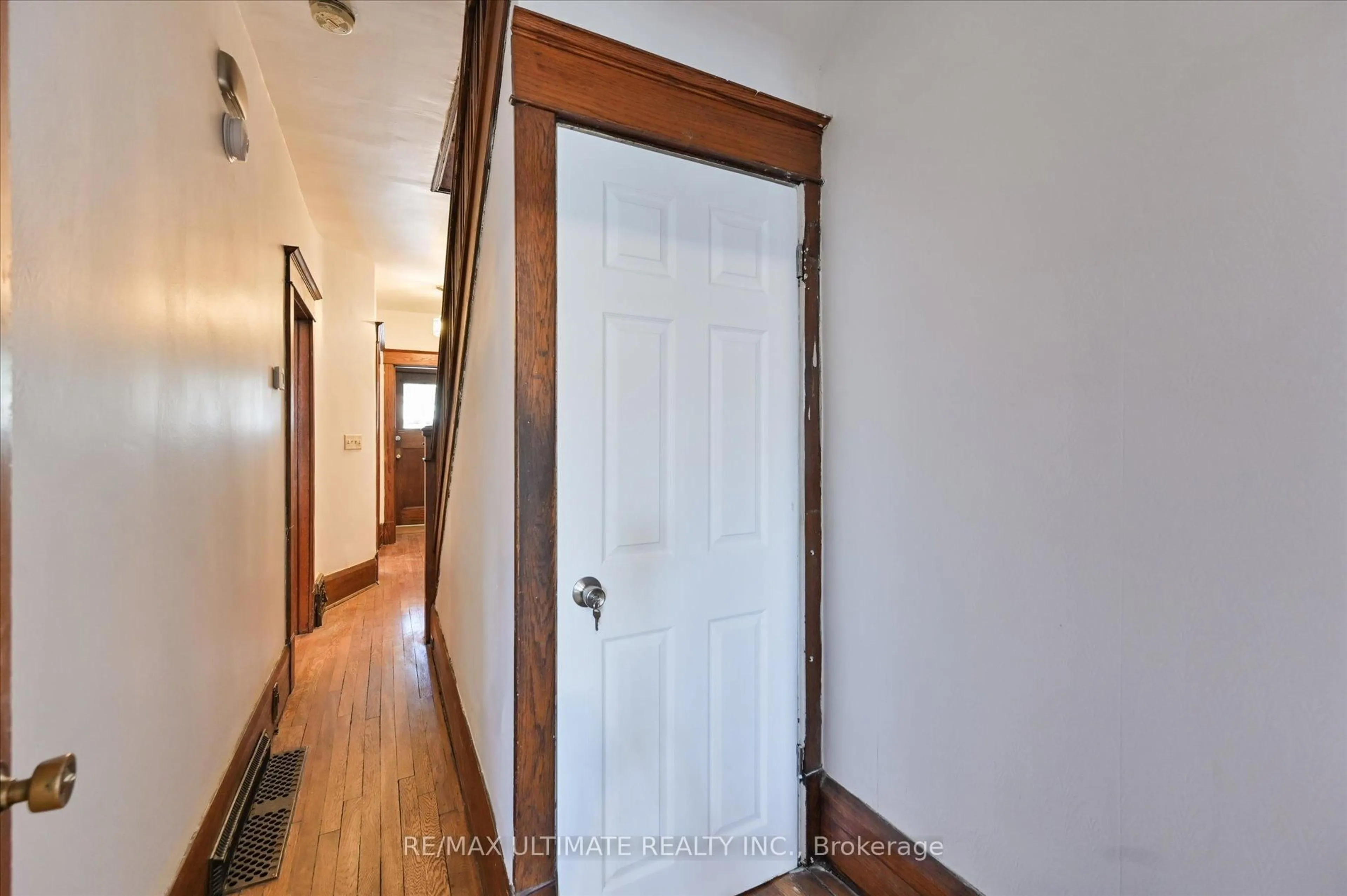 Indoor entryway for 159 Glendale Ave, Toronto Ontario M6R 2T4
