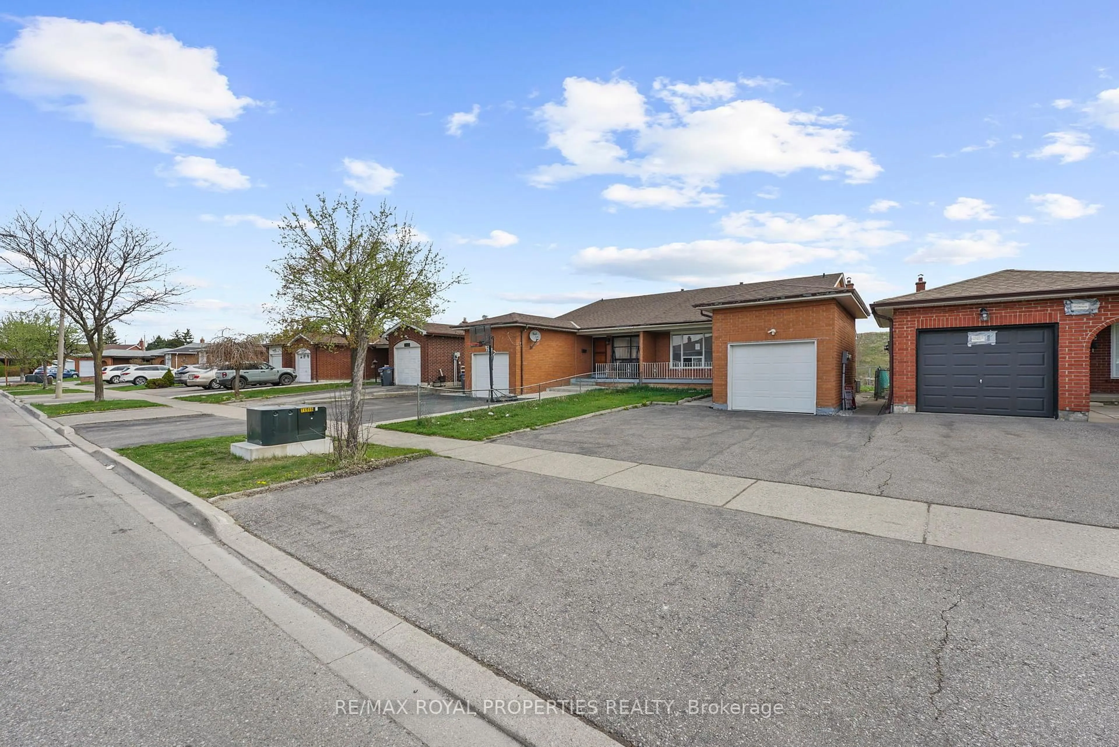 A pic from outside/outdoor area/front of a property/back of a property/a pic from drone, street for 7359 Sigsbee Dr, Mississauga Ontario L4T 3S5