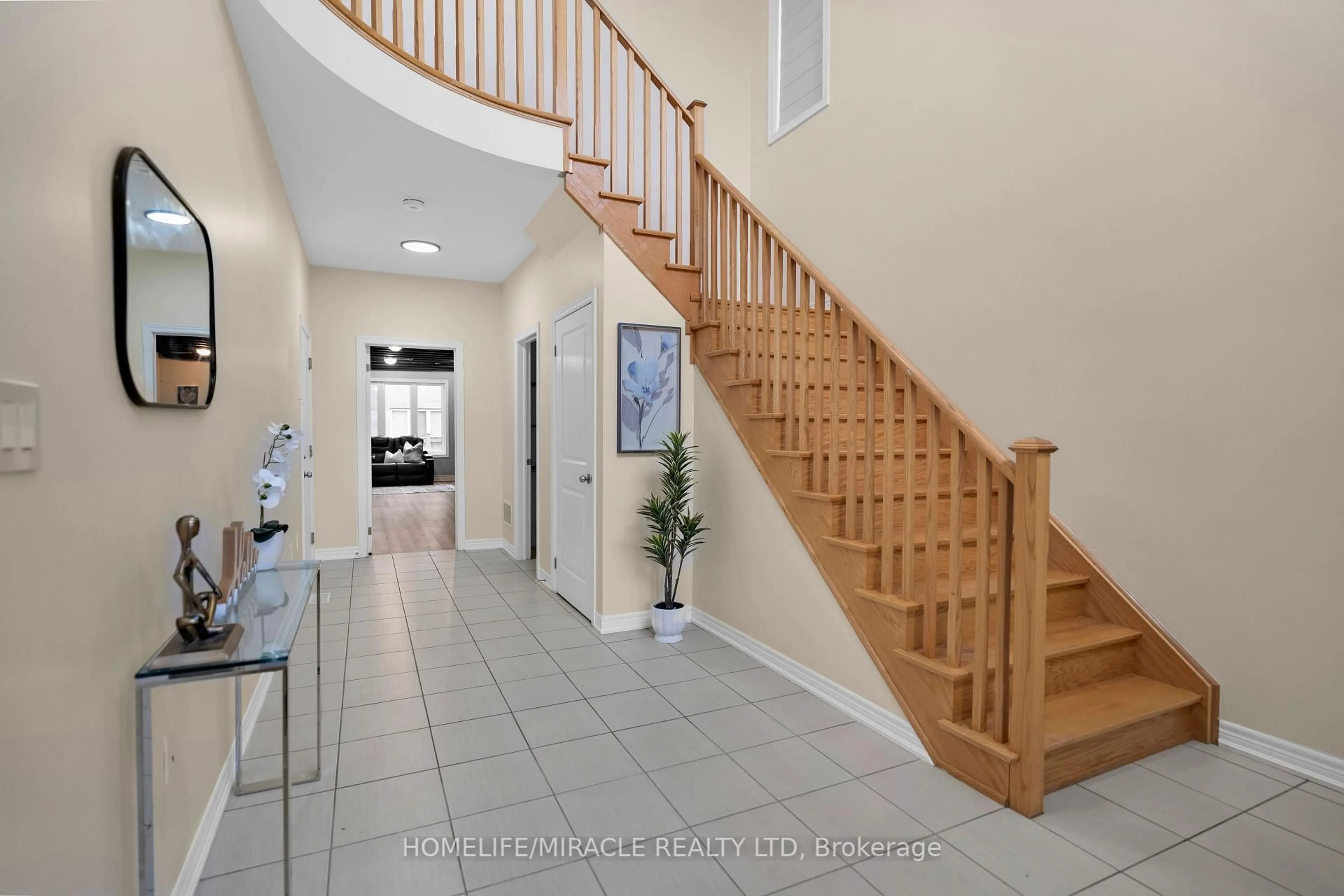 Indoor entryway for 269 Thornbush Blvd, Brampton Ontario L7A 5K1