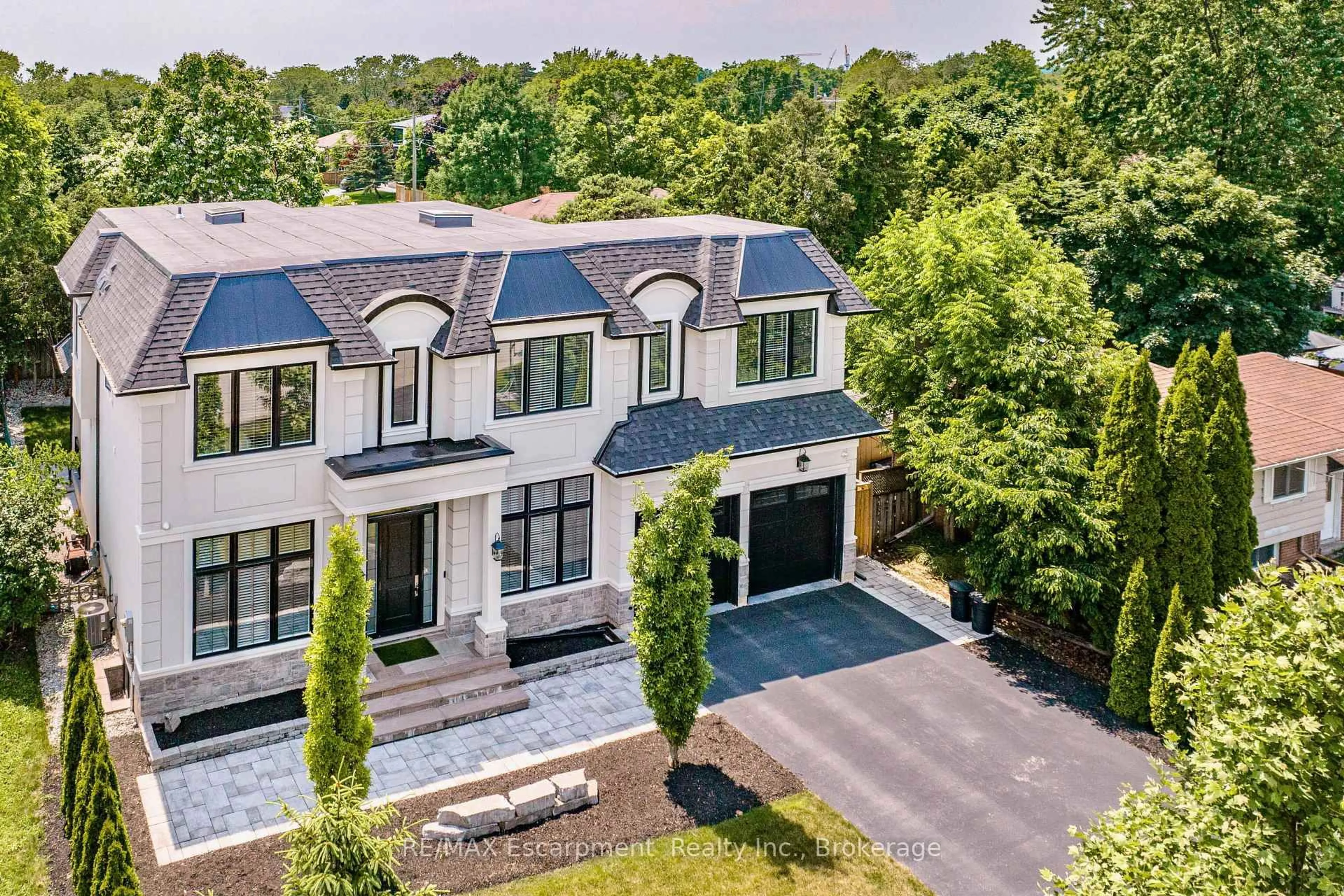 A pic from outside/outdoor area/front of a property/back of a property/a pic from drone, street for 402 Tennyson Dr, Oakville Ontario L6L 3Z1