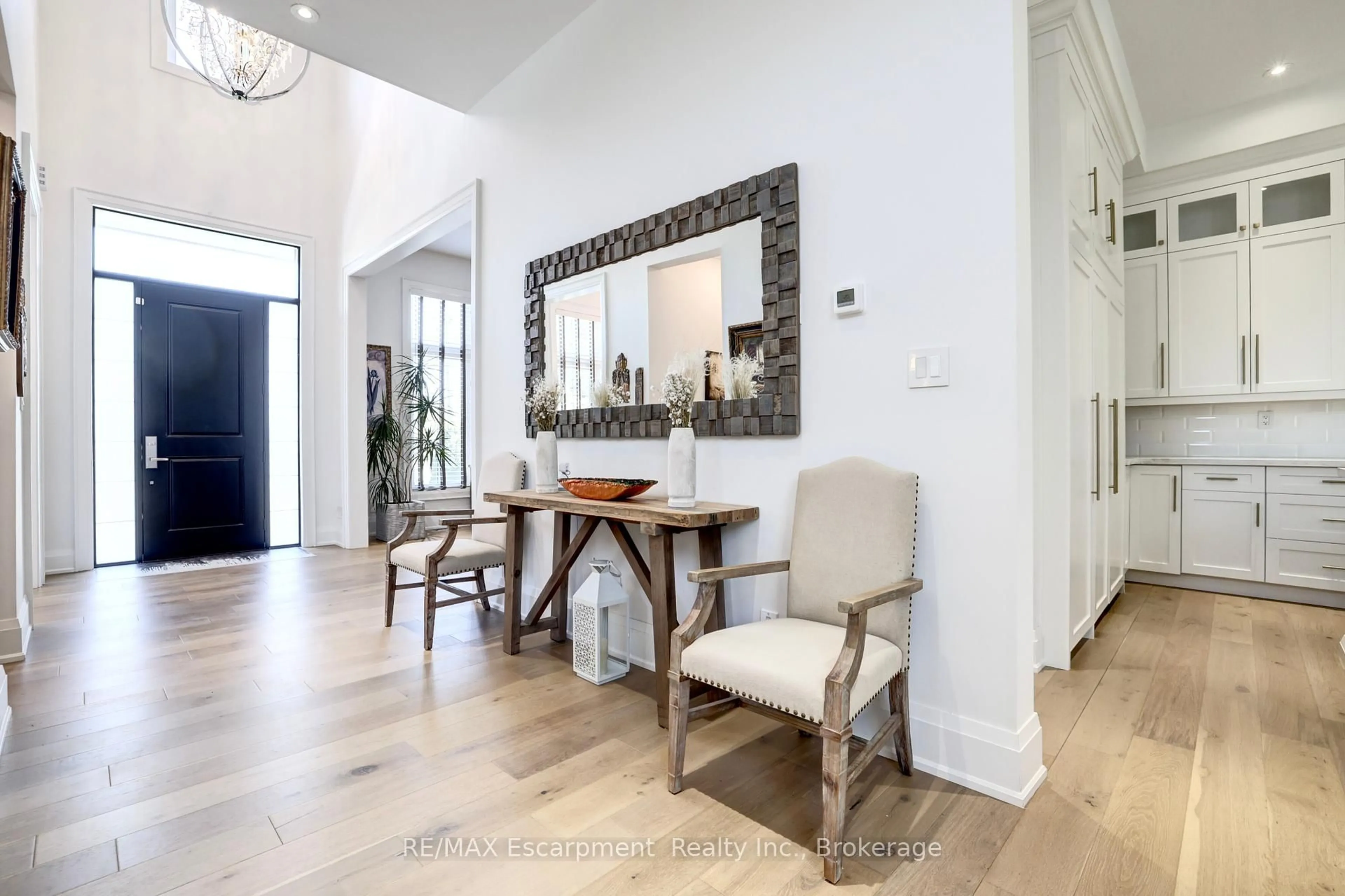 Indoor entryway for 402 Tennyson Dr, Oakville Ontario L6L 3Z1