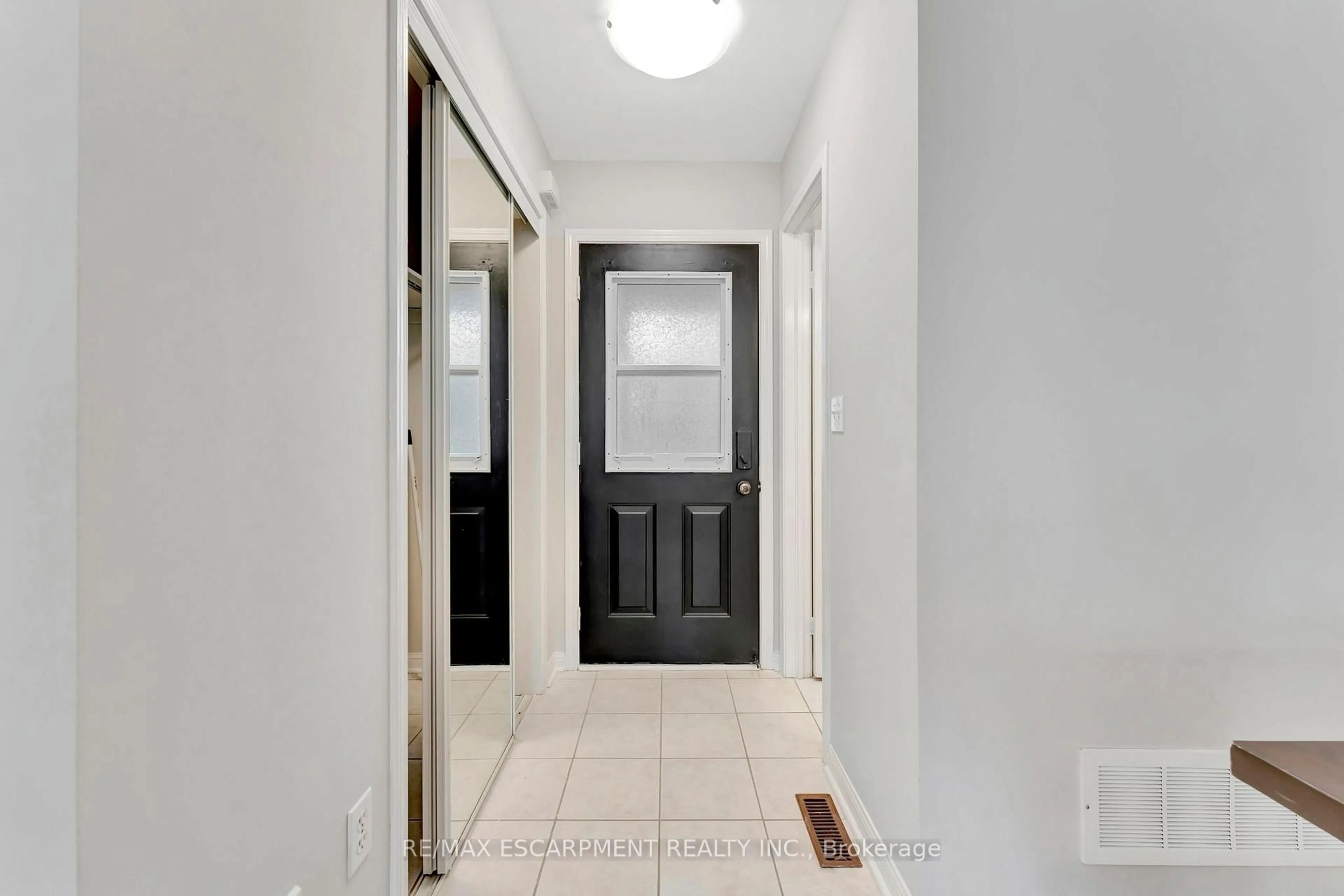 Indoor entryway for 646 Kerr Tr, Milton Ontario L9T 5W1