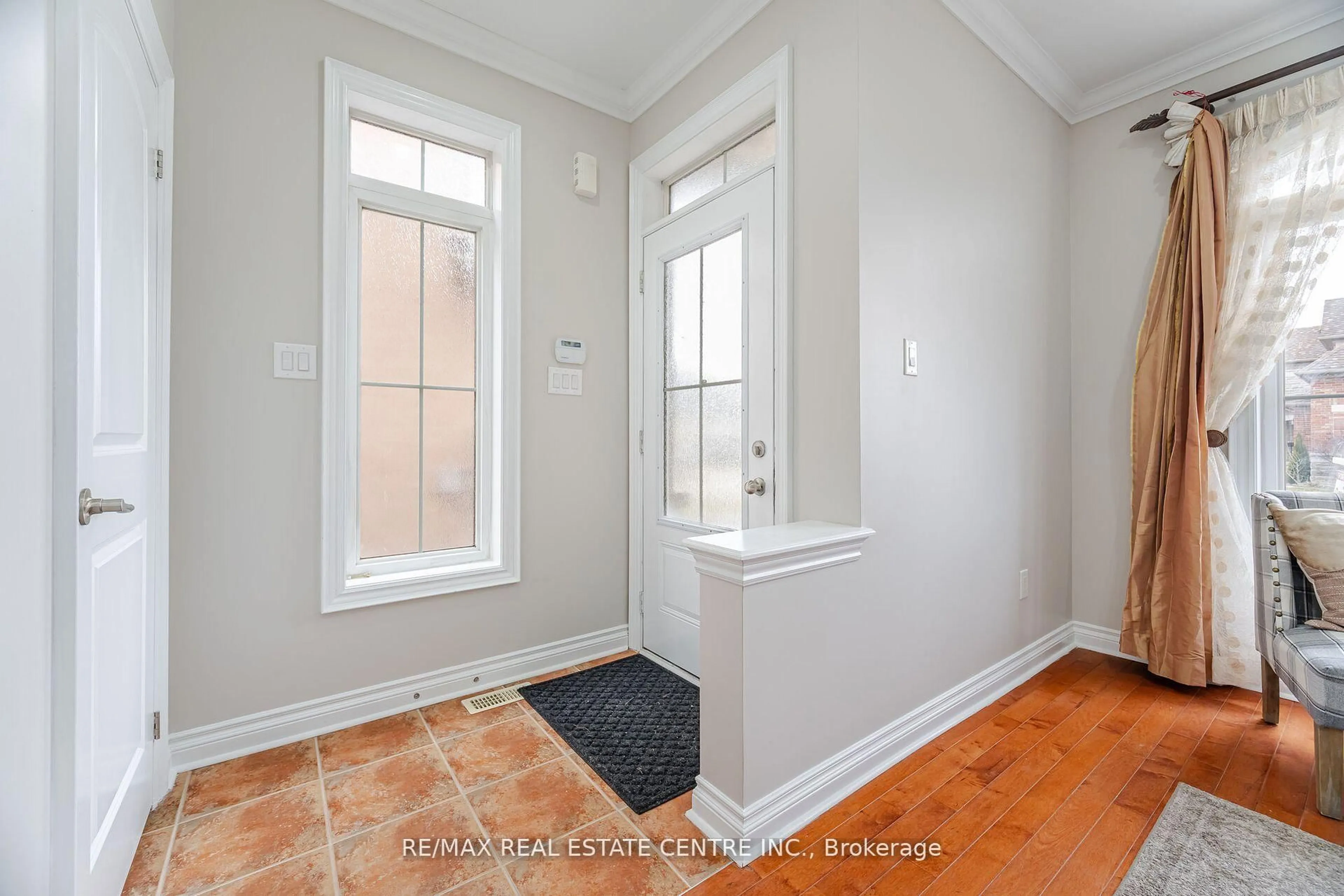 Indoor entryway for 38 Junetown Circ, Brampton Ontario L6X 0X7