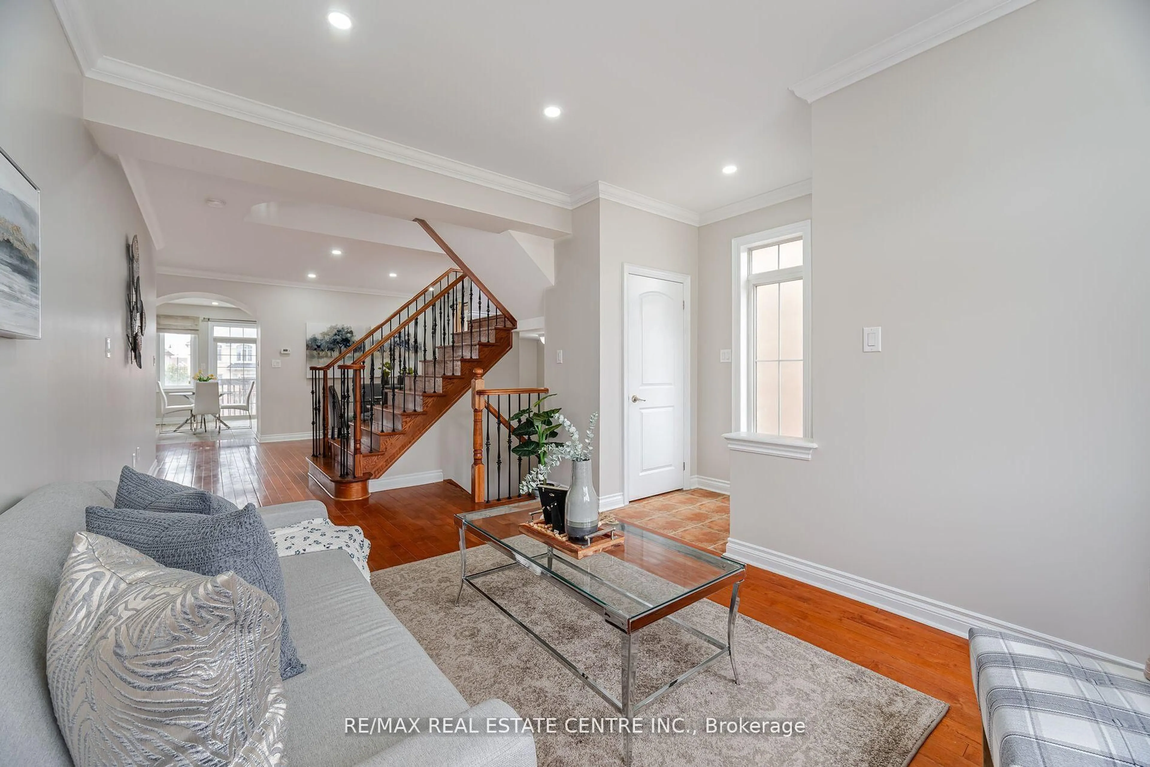 Indoor entryway for 38 Junetown Circ, Brampton Ontario L6X 0X7