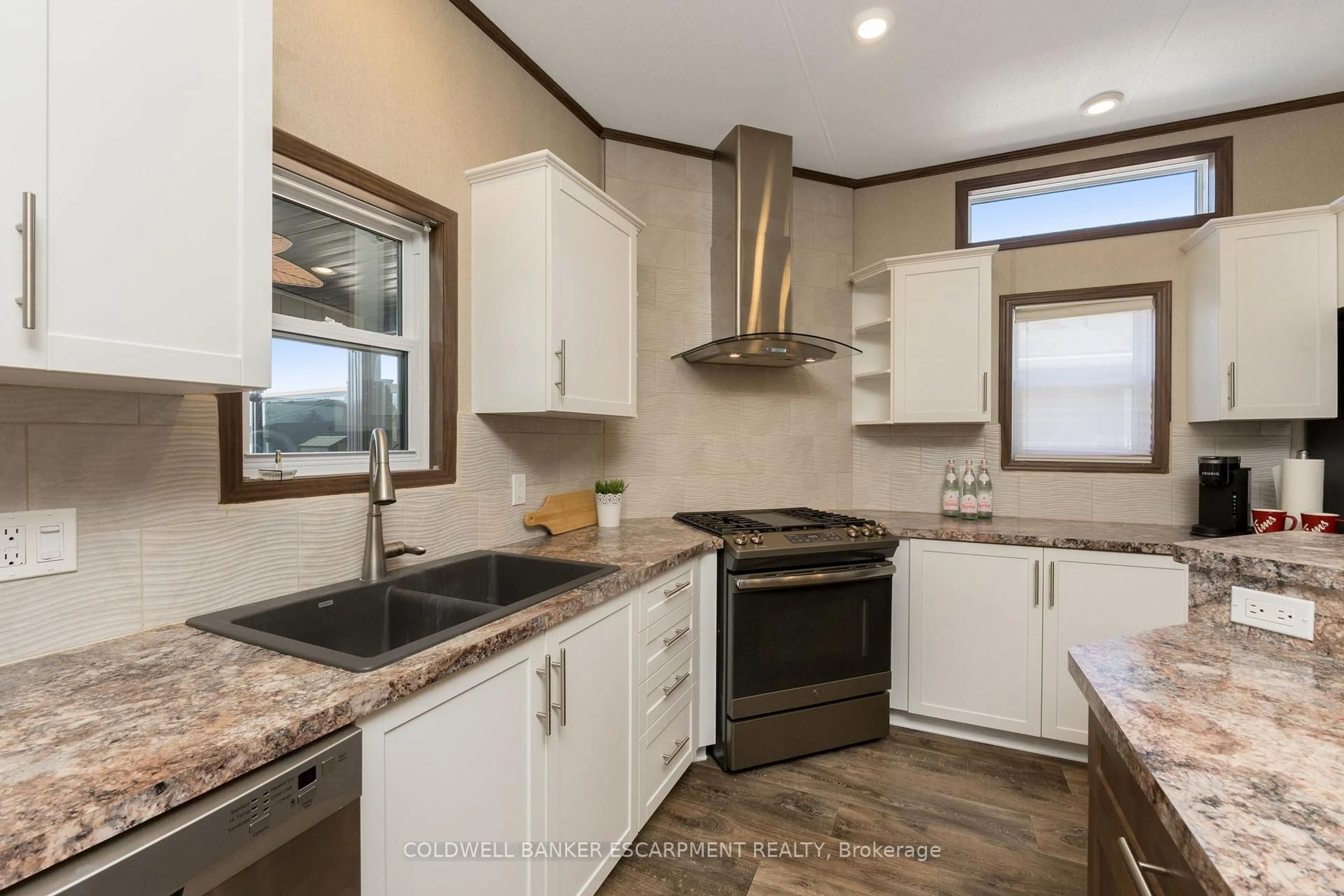 Open concept kitchen, ceramic/tile floor for 4449 Milburough Line #13 Oak, Burlington Ontario L7P 0C5
