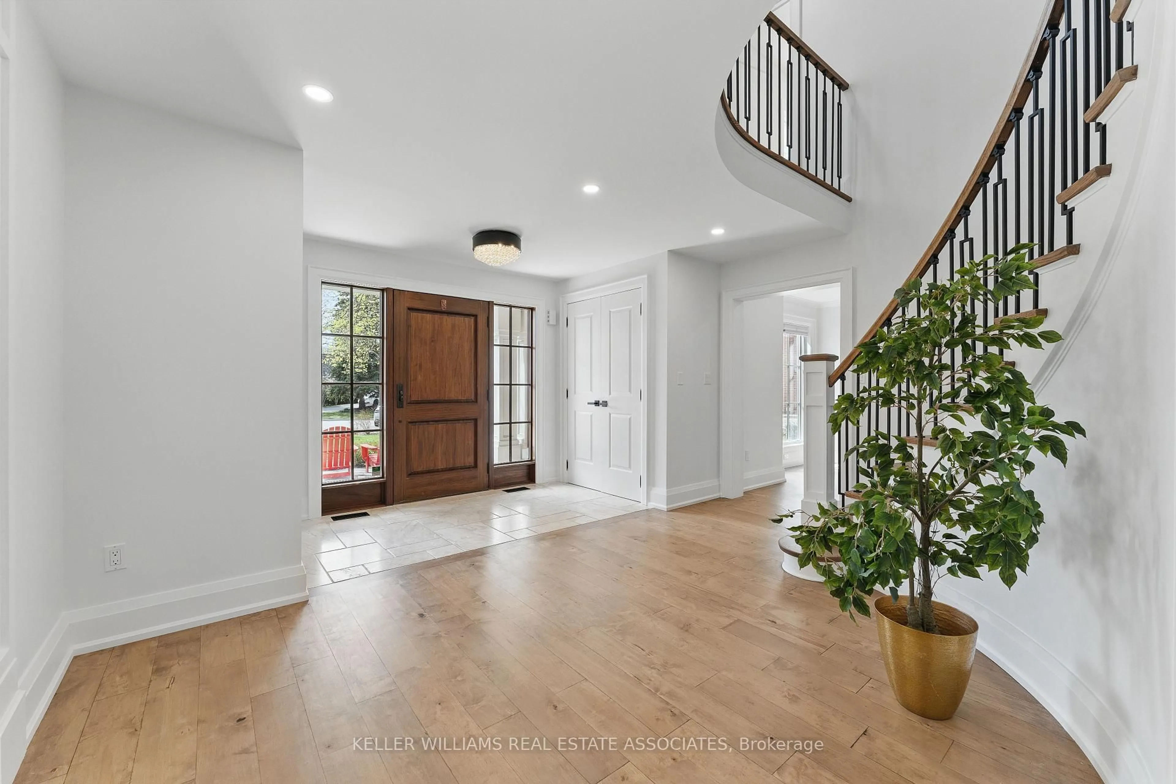 Indoor entryway for 1543 Point-O-Woods Rd, Mississauga Ontario L5G 2X6