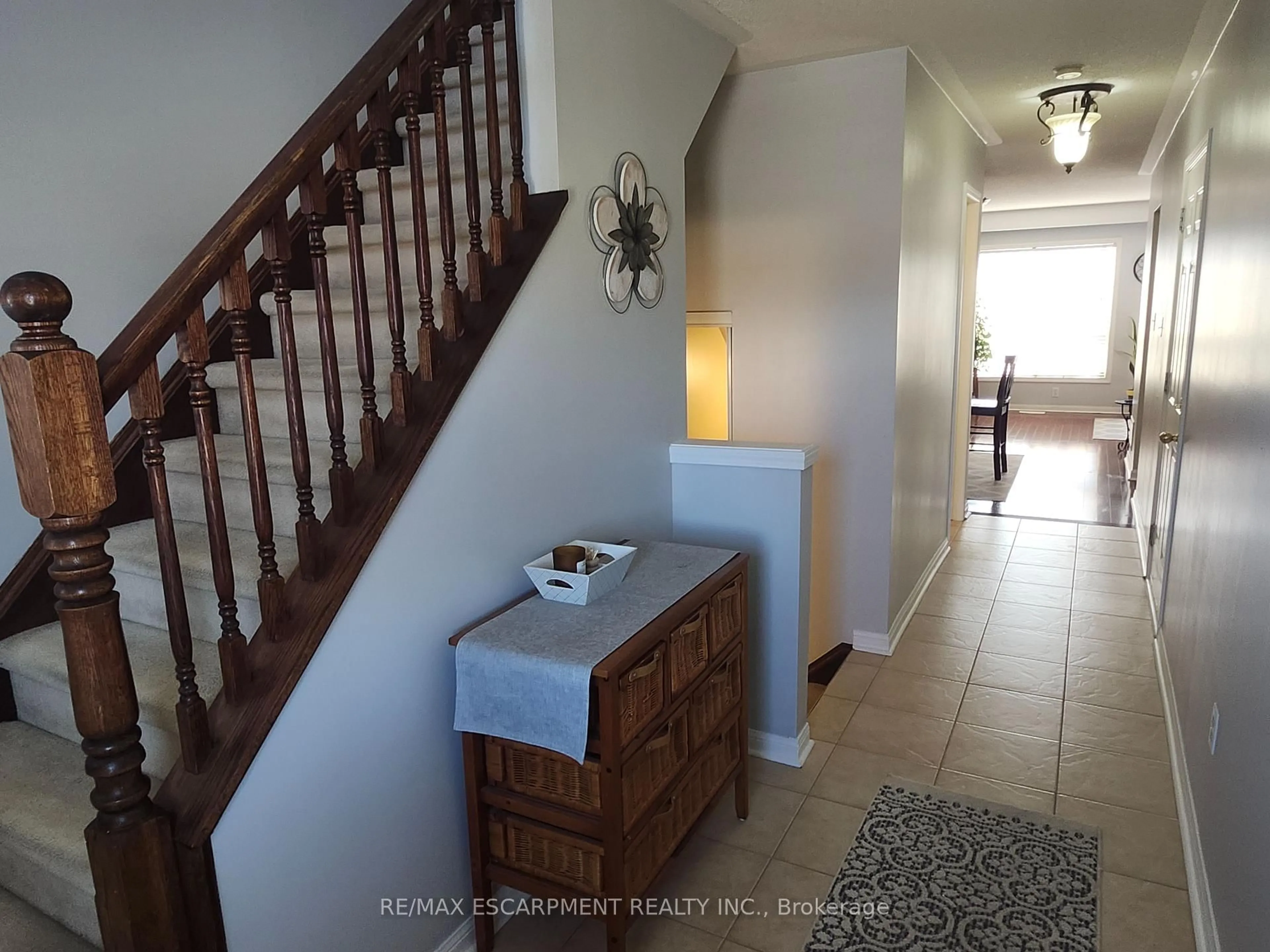 Indoor entryway for 4324 FAIRVIEW St, Burlington Ontario L7L 7A2