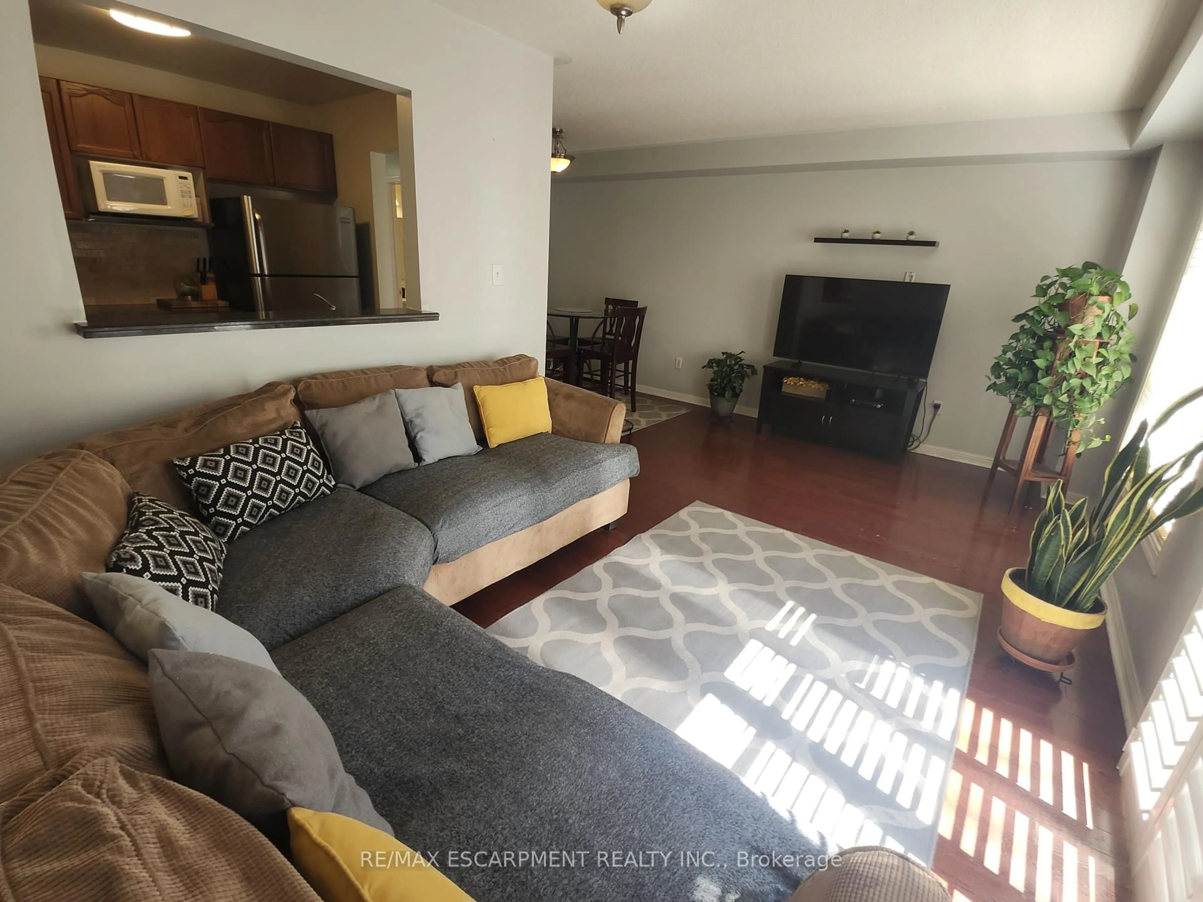 Living room with furniture, unknown for 4324 FAIRVIEW St, Burlington Ontario L7L 7A2
