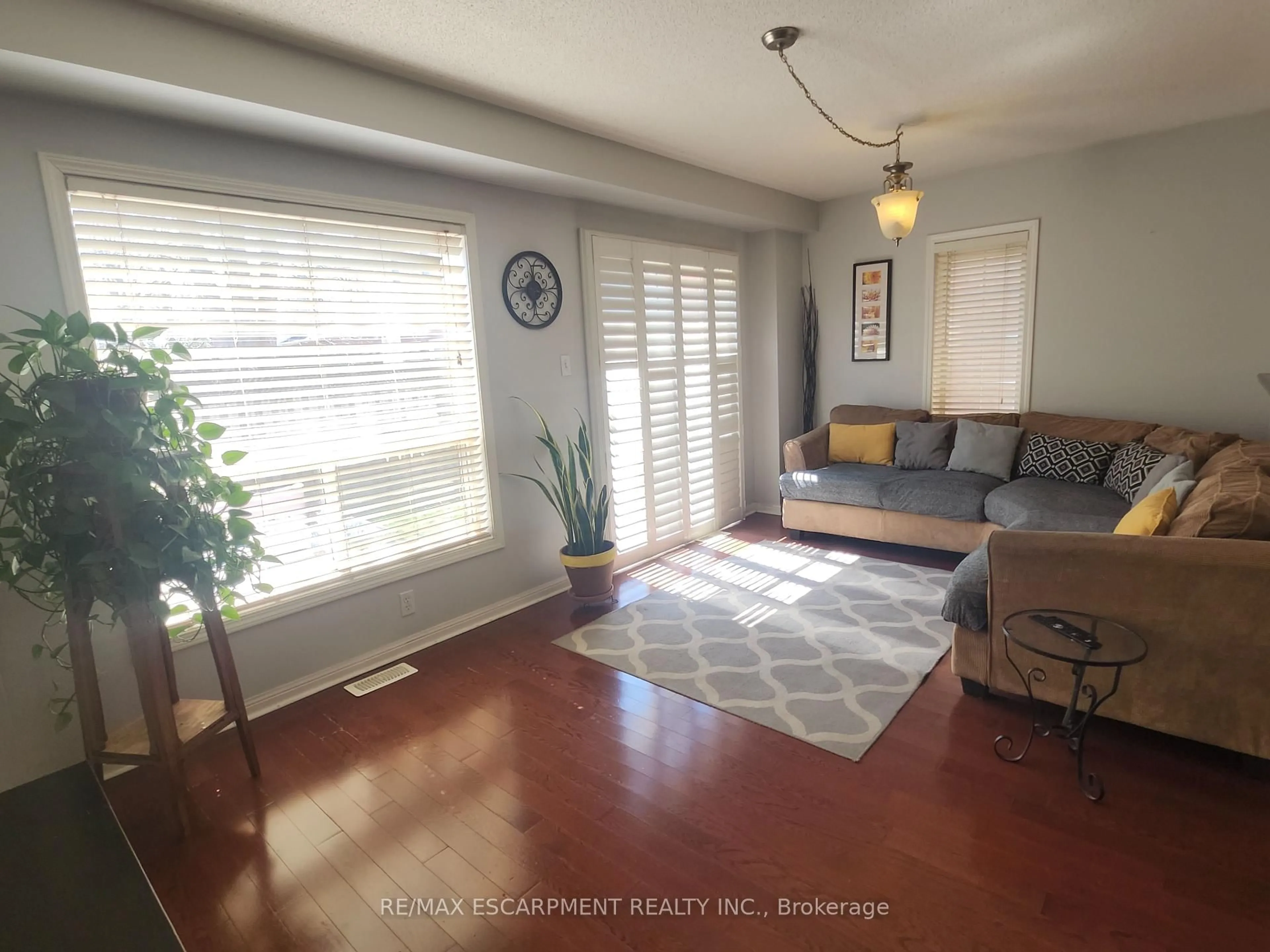 Living room with furniture, unknown for 4324 FAIRVIEW St, Burlington Ontario L7L 7A2