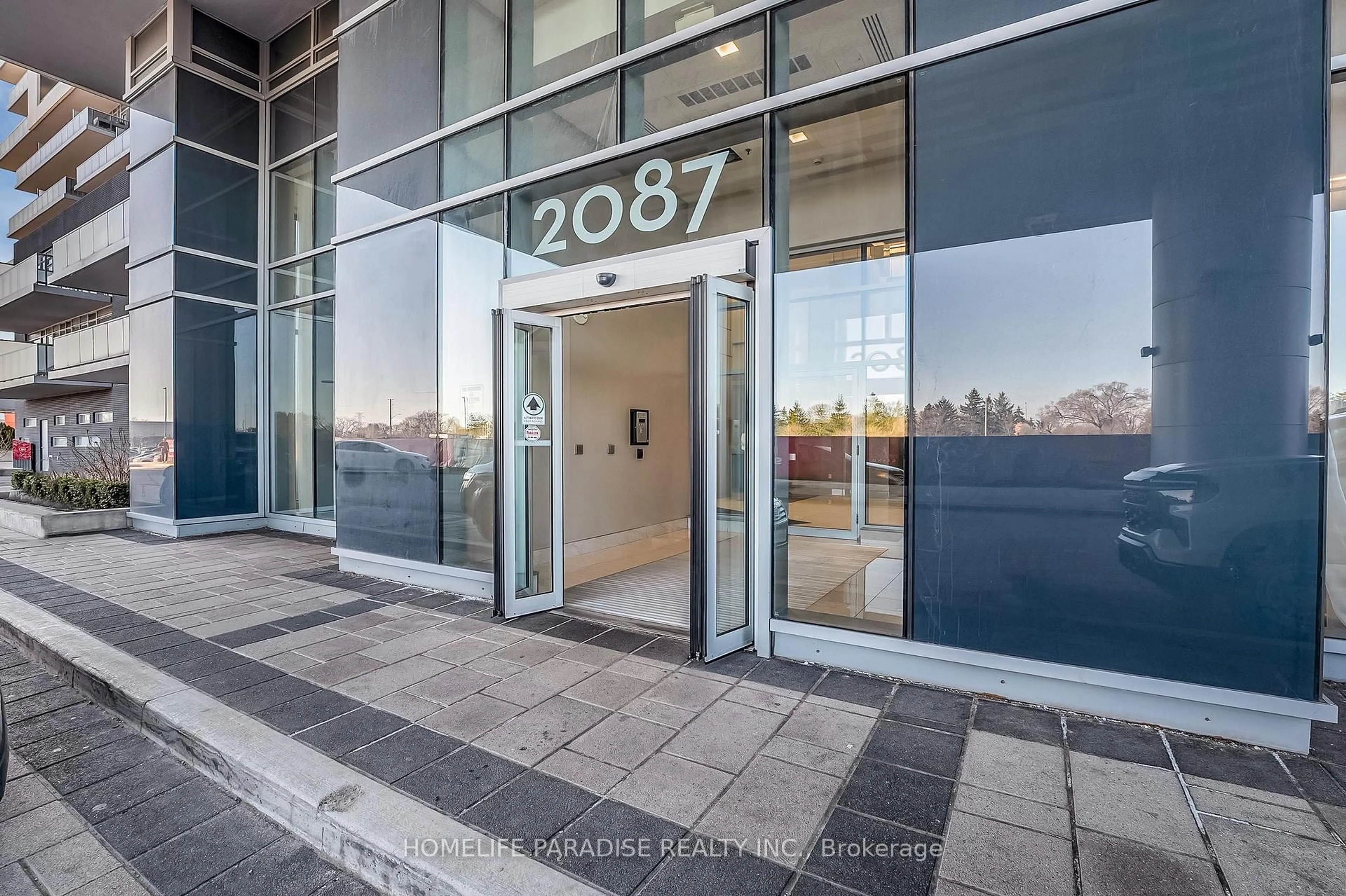 Indoor foyer for 2087 Fairview St #1407, Burlington Ontario L7R 0E5