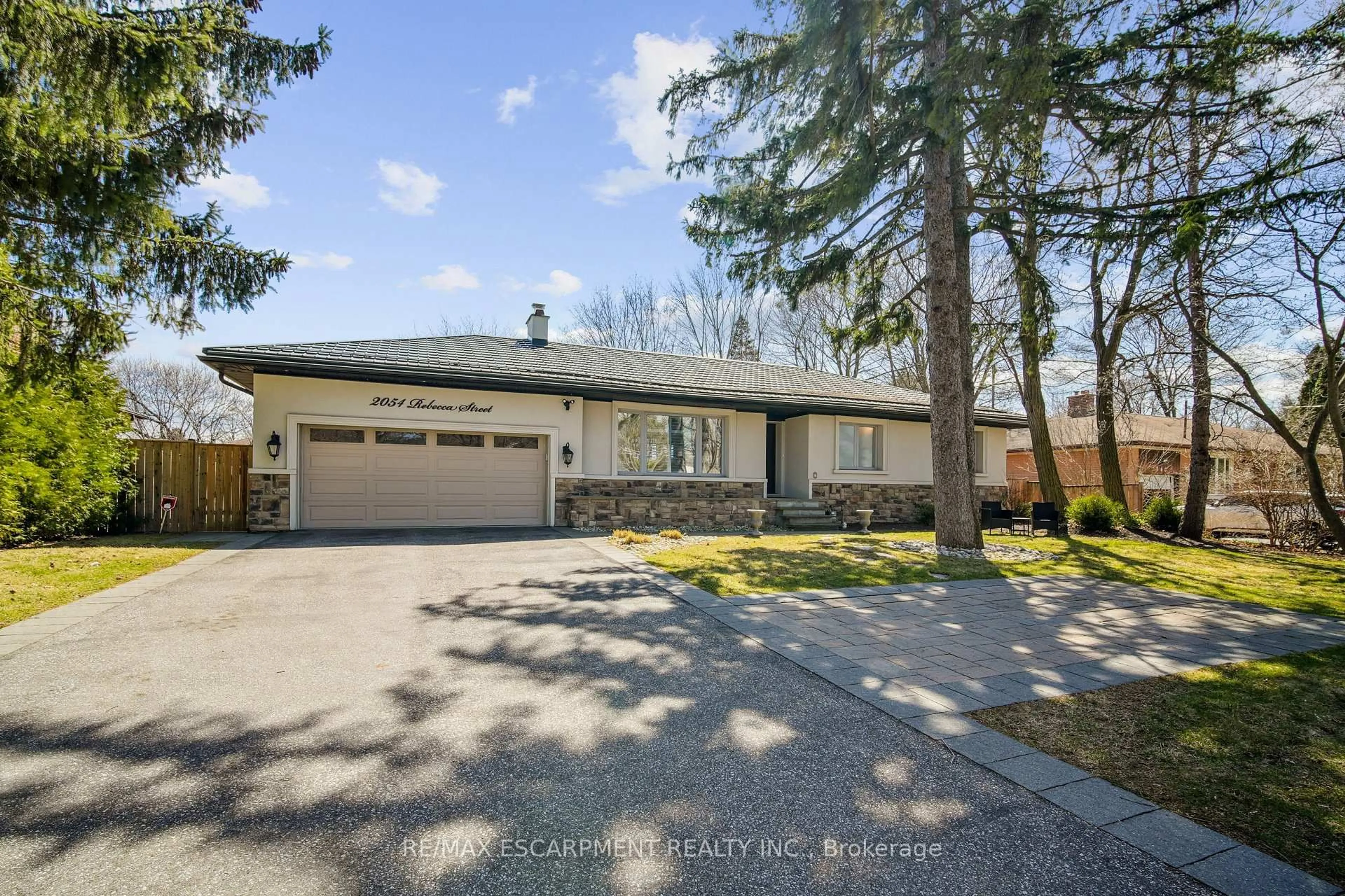 Unknown for 2054 Rebecca St, Oakville Ontario L6L 2A2