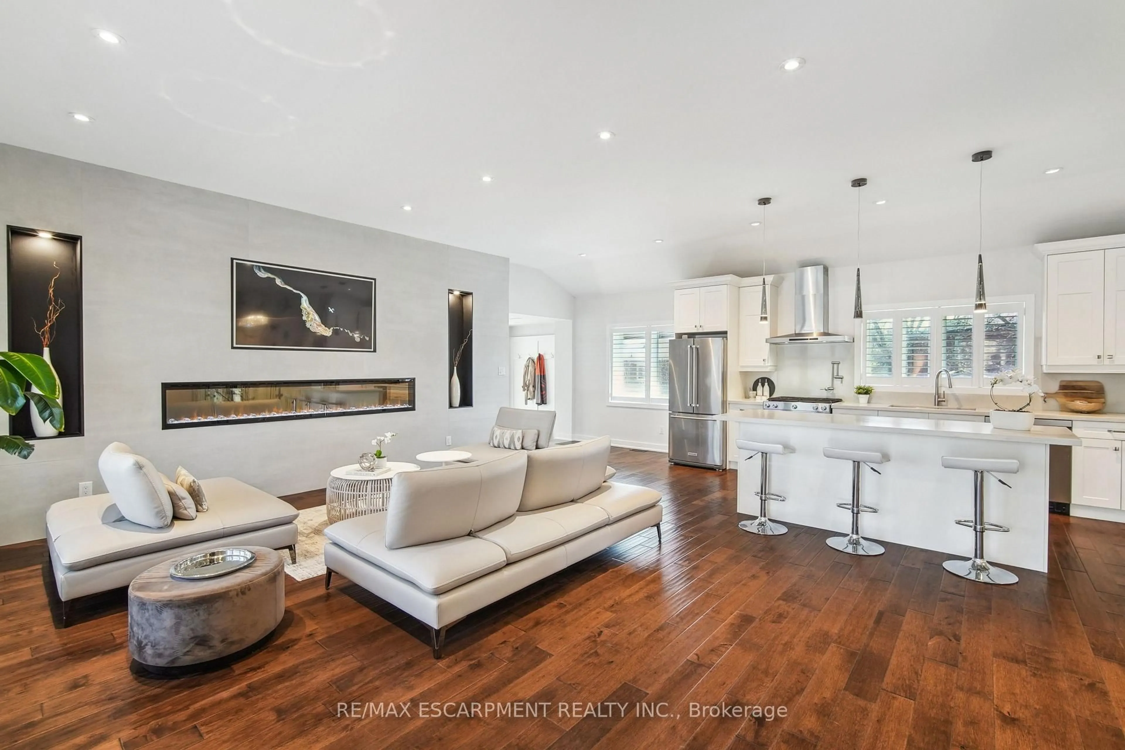 Open concept kitchen, unknown for 2054 Rebecca St, Oakville Ontario L6L 2A2