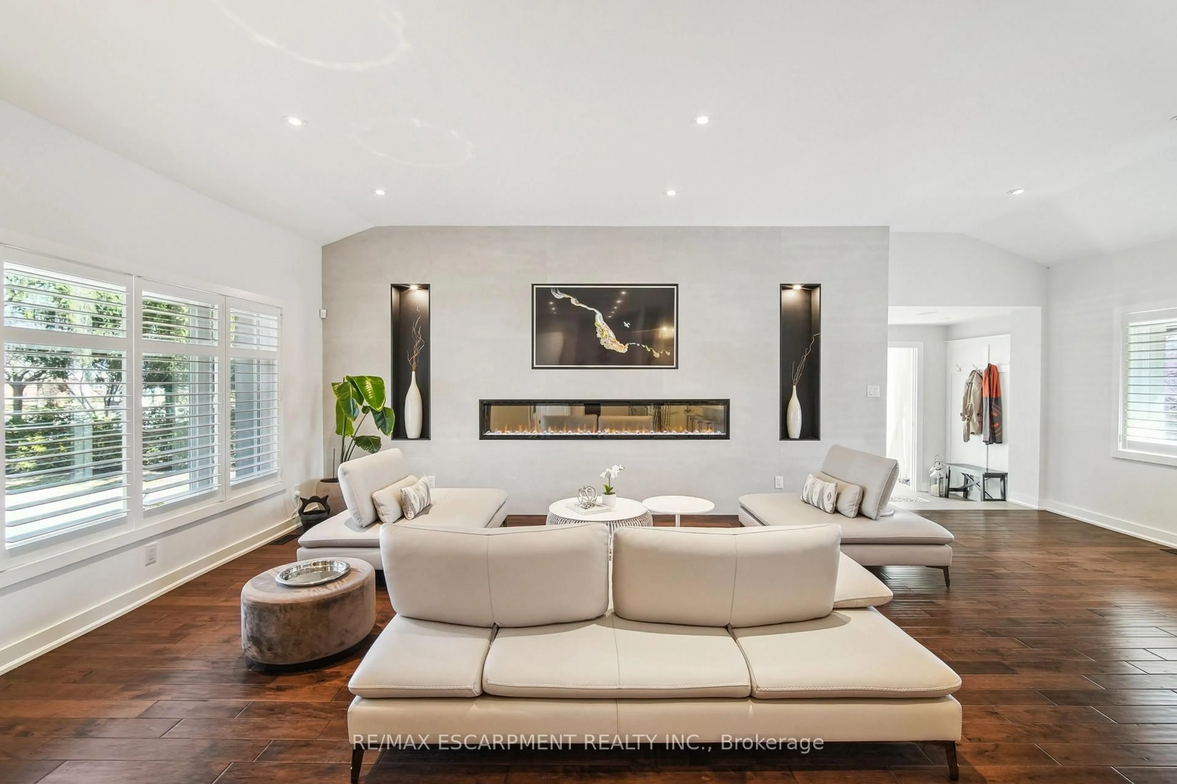 Living room with furniture, unknown for 2054 Rebecca St, Oakville Ontario L6L 2A2