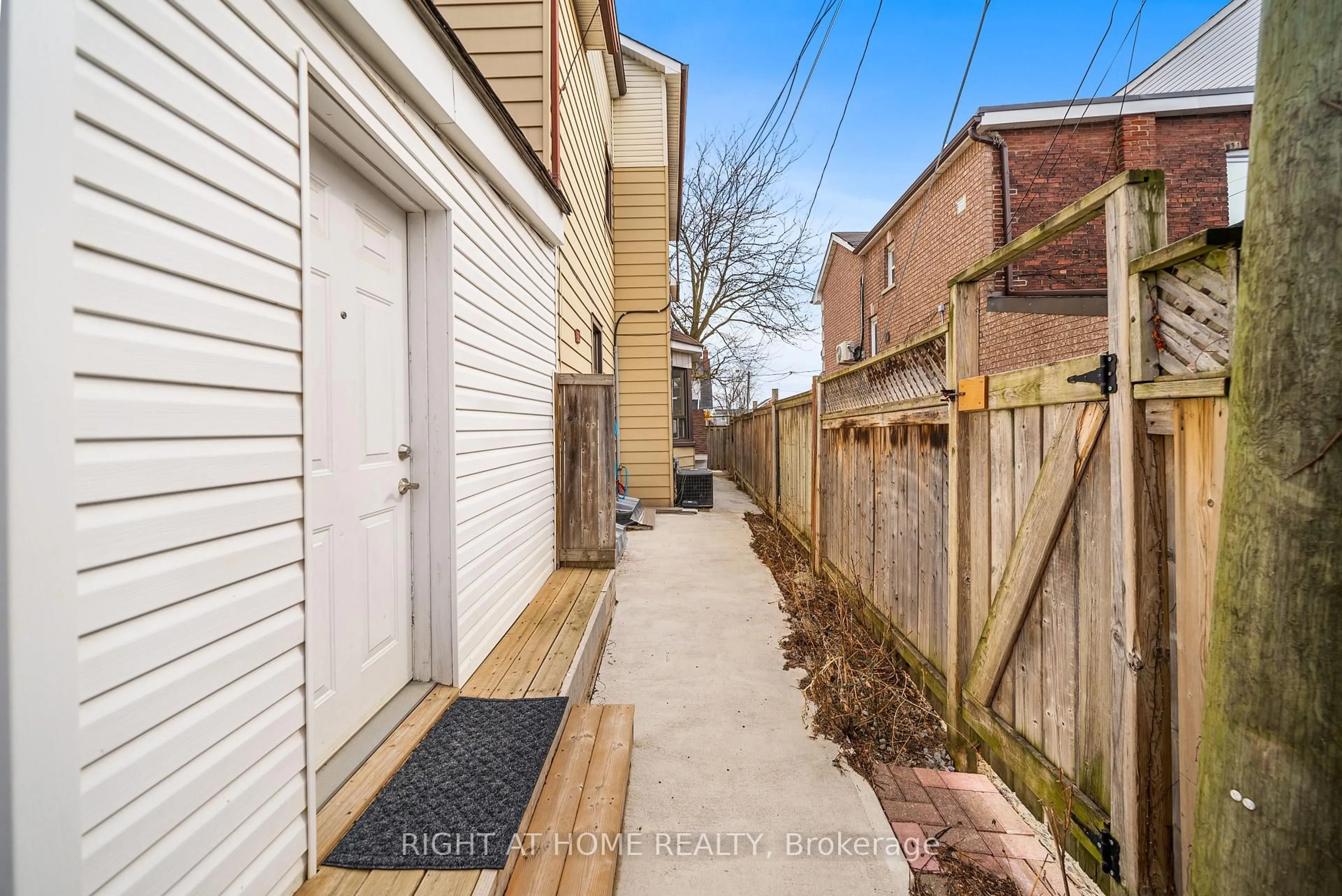Unknown for 134 Millicent St, Toronto Ontario M6H 1W4