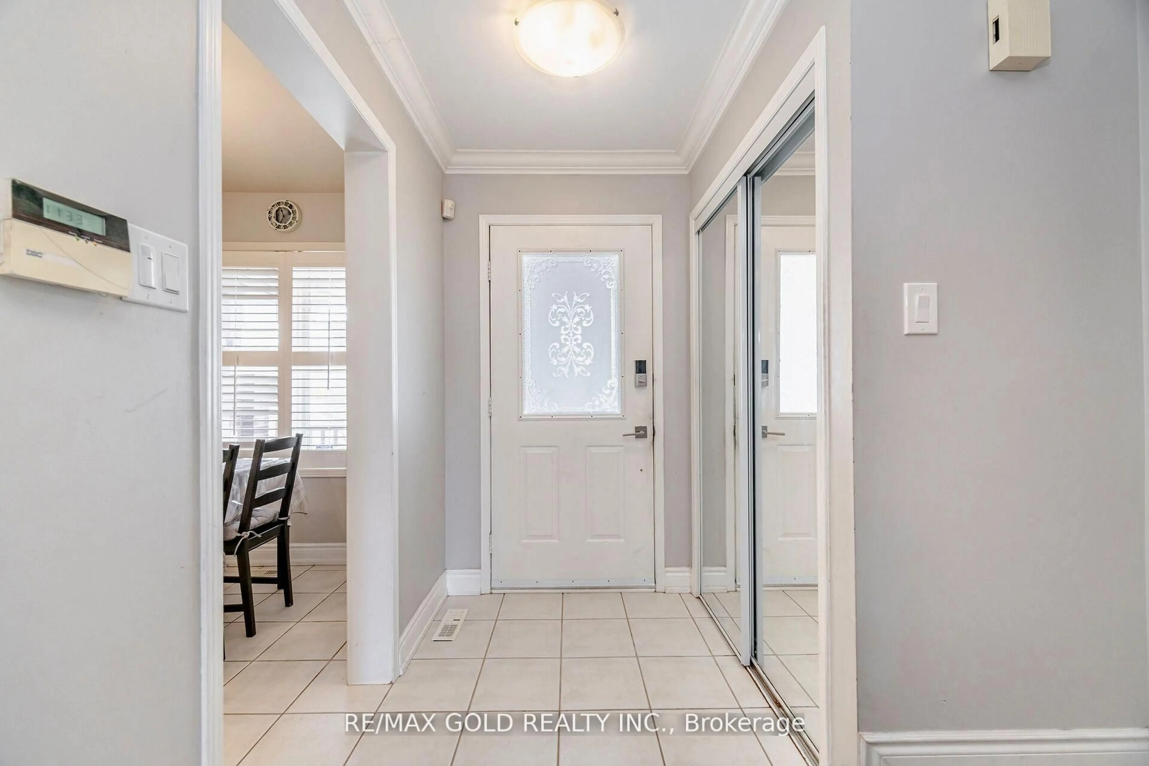 Indoor entryway for 5352 Bushelgrove Circ, Mississauga Ontario L5M 6B8