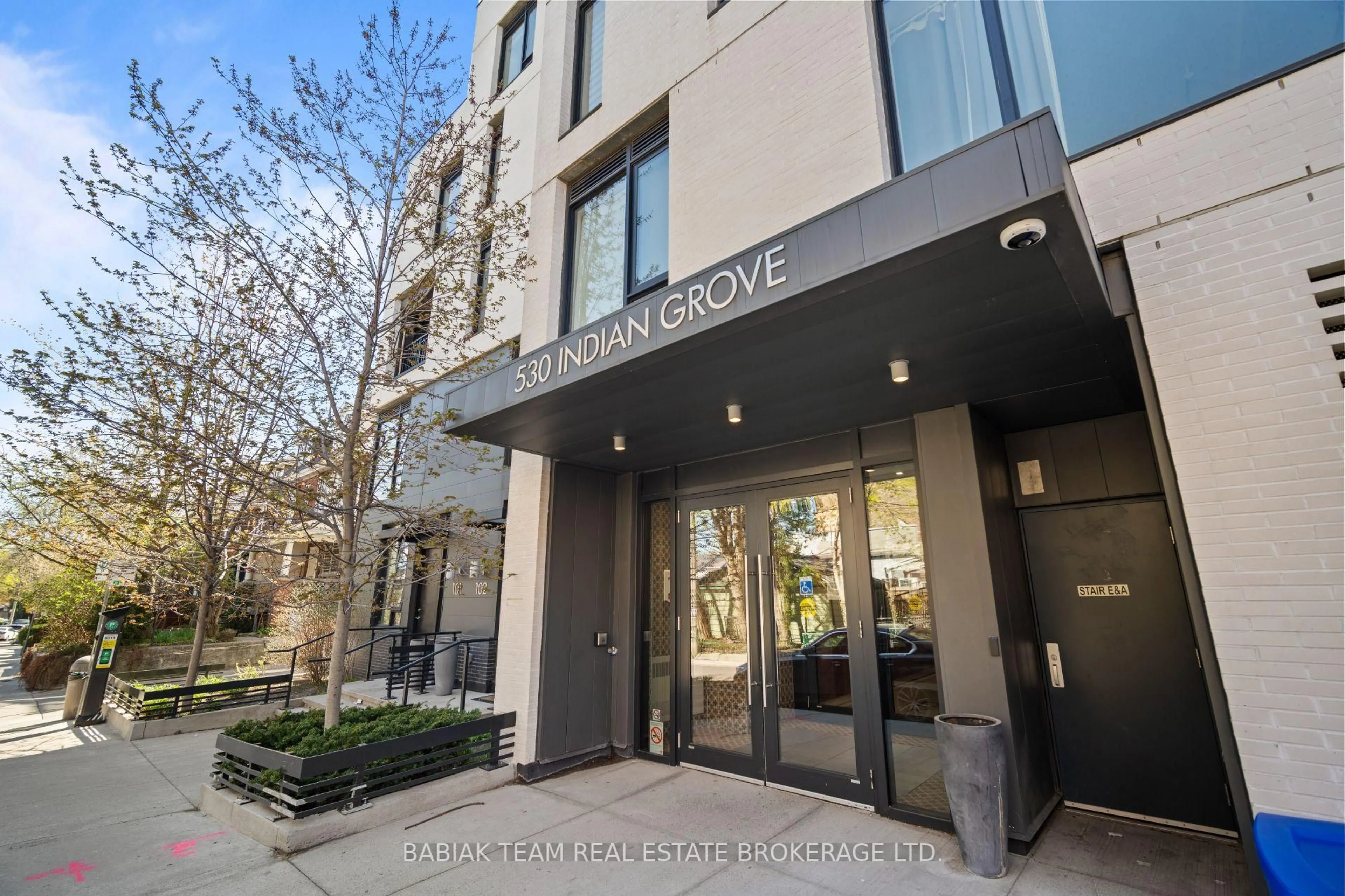 Indoor foyer for 530 Indian Grve #706, Toronto Ontario M6P 0B3