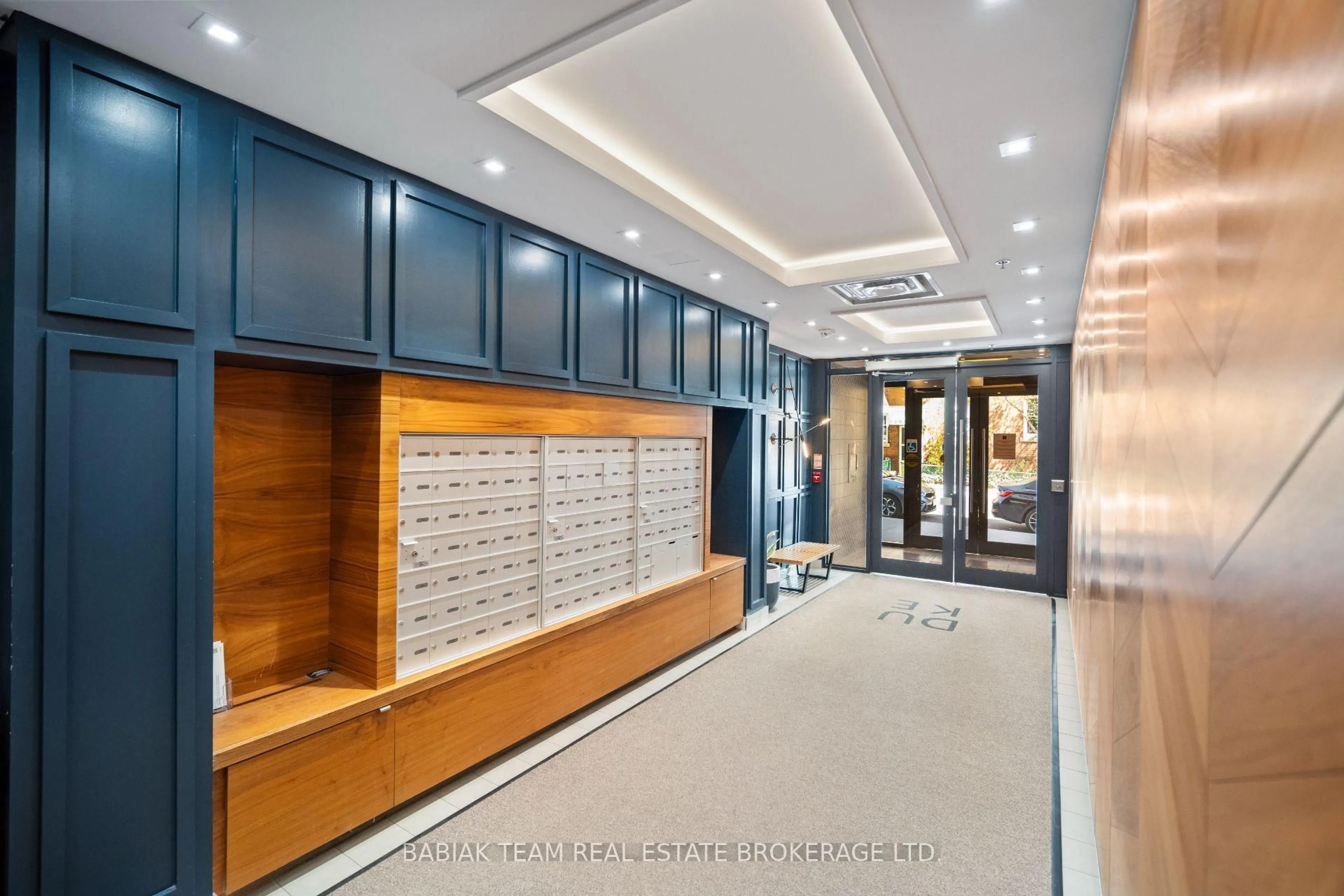 Indoor foyer for 530 Indian Grve #706, Toronto Ontario M6P 0B3