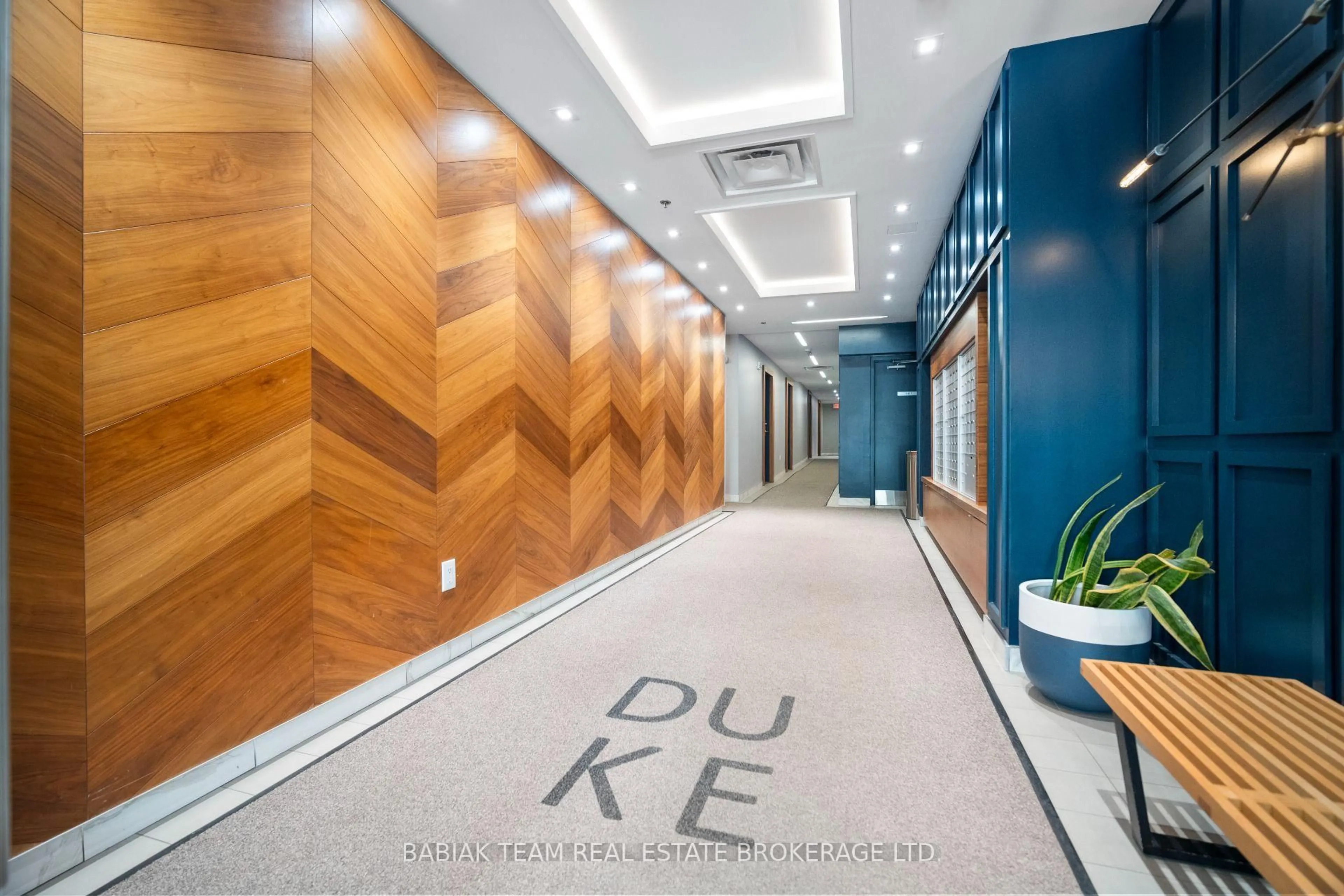 Indoor foyer for 530 Indian Grve #706, Toronto Ontario M6P 0B3