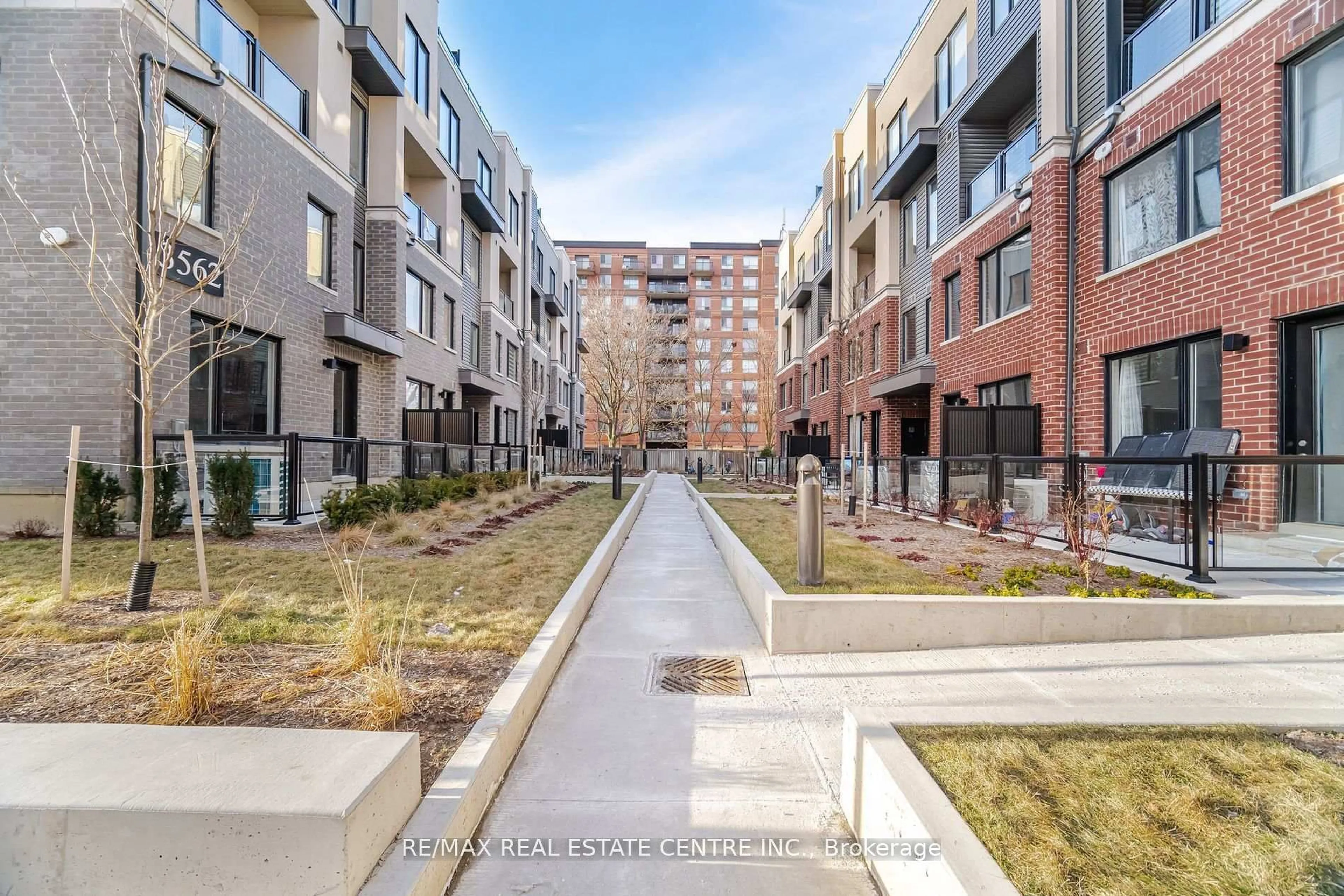 Patio, street for 3562 Colonial Dr #13, Mississauga Ontario L5L 5R9