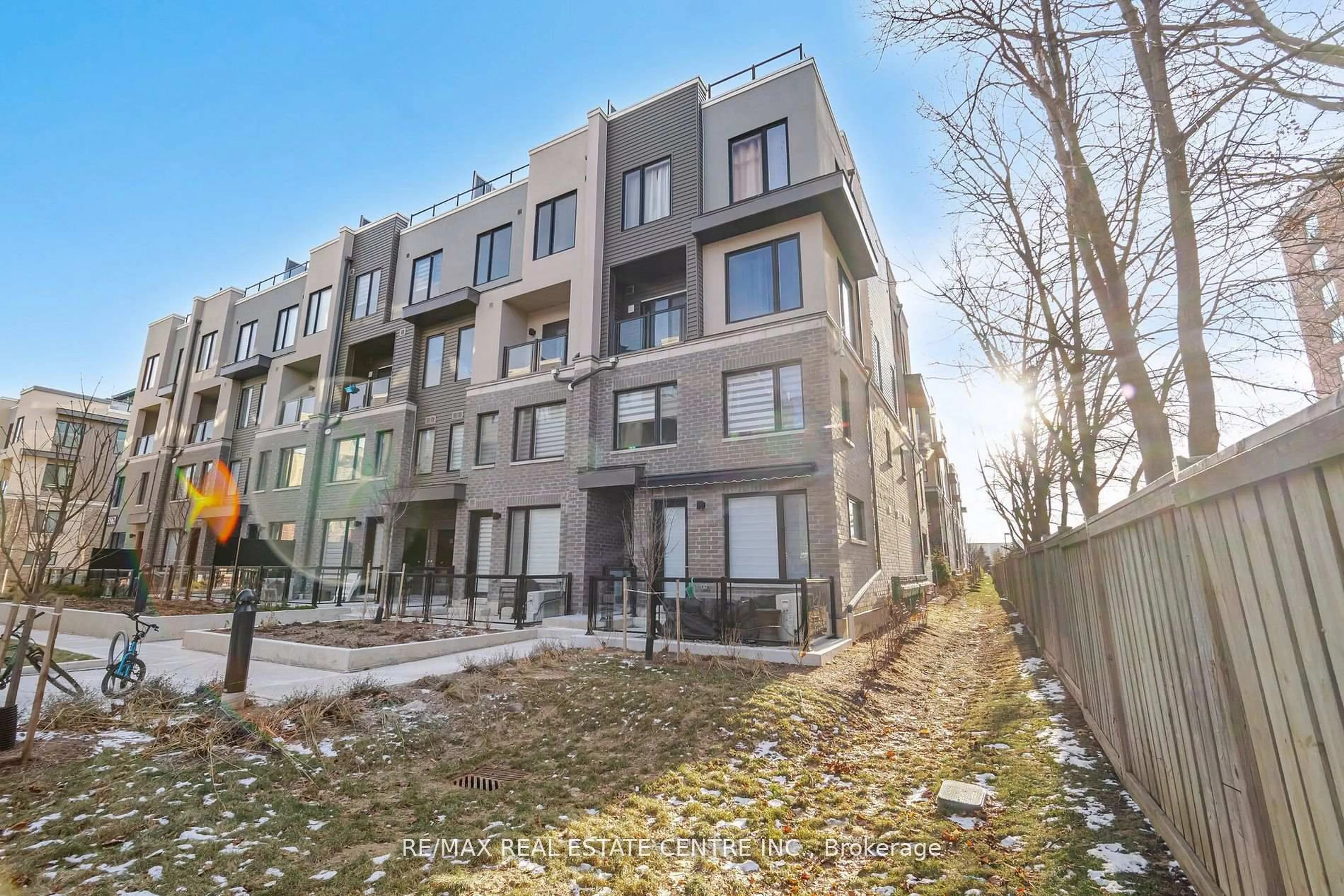 A pic from outside/outdoor area/front of a property/back of a property/a pic from drone, street for 3562 Colonial Dr #13, Mississauga Ontario L5L 5R9