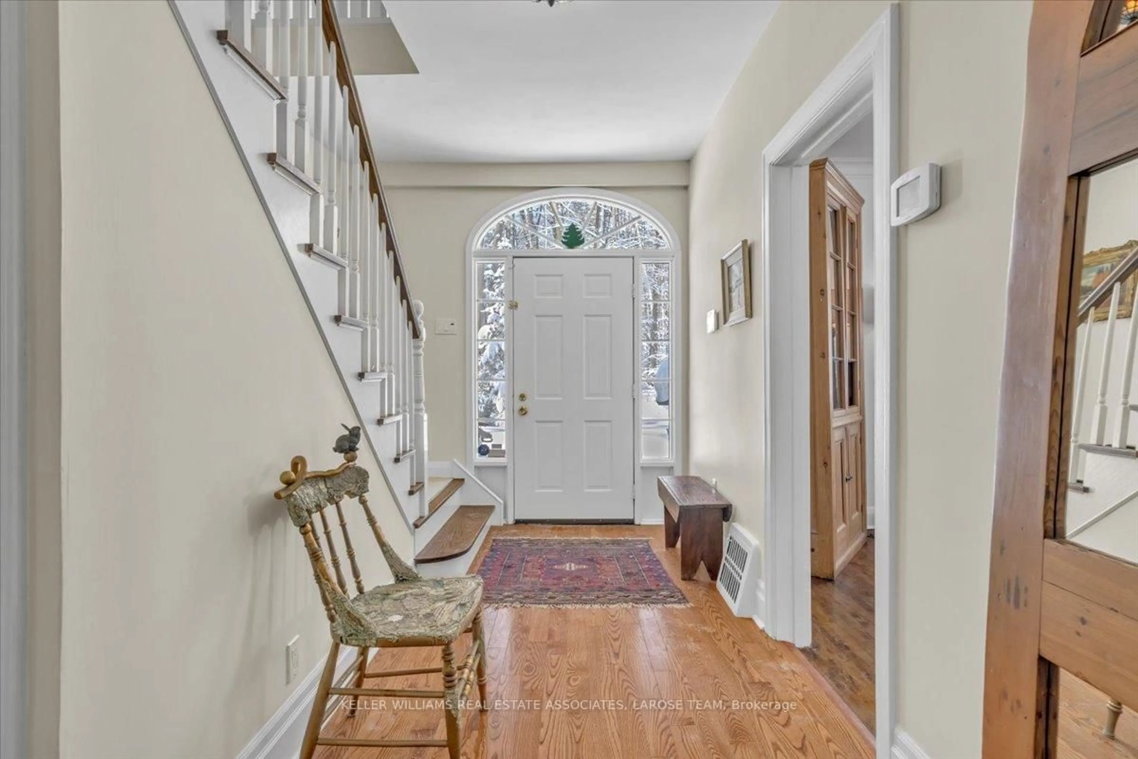 Indoor entryway for 990 Roper Ave, Mississauga Ontario L5H 1B7