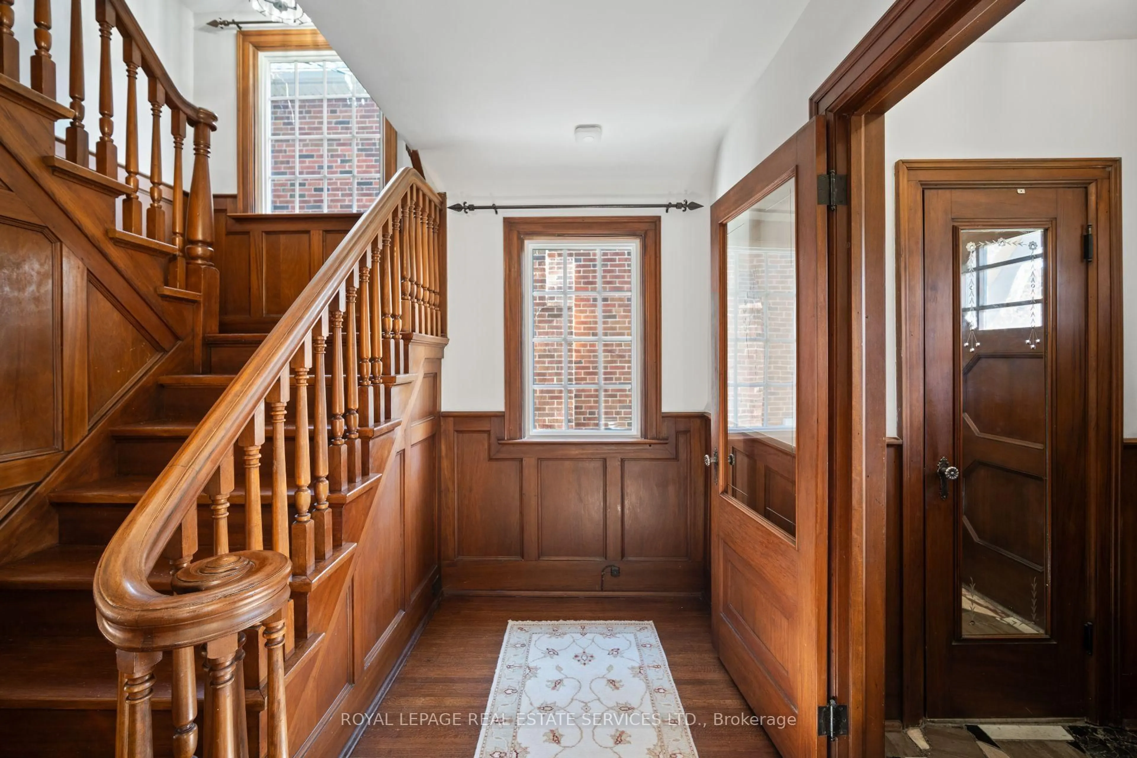 Indoor foyer for 15 Princeton Rd, Toronto Ontario M8X 2E1