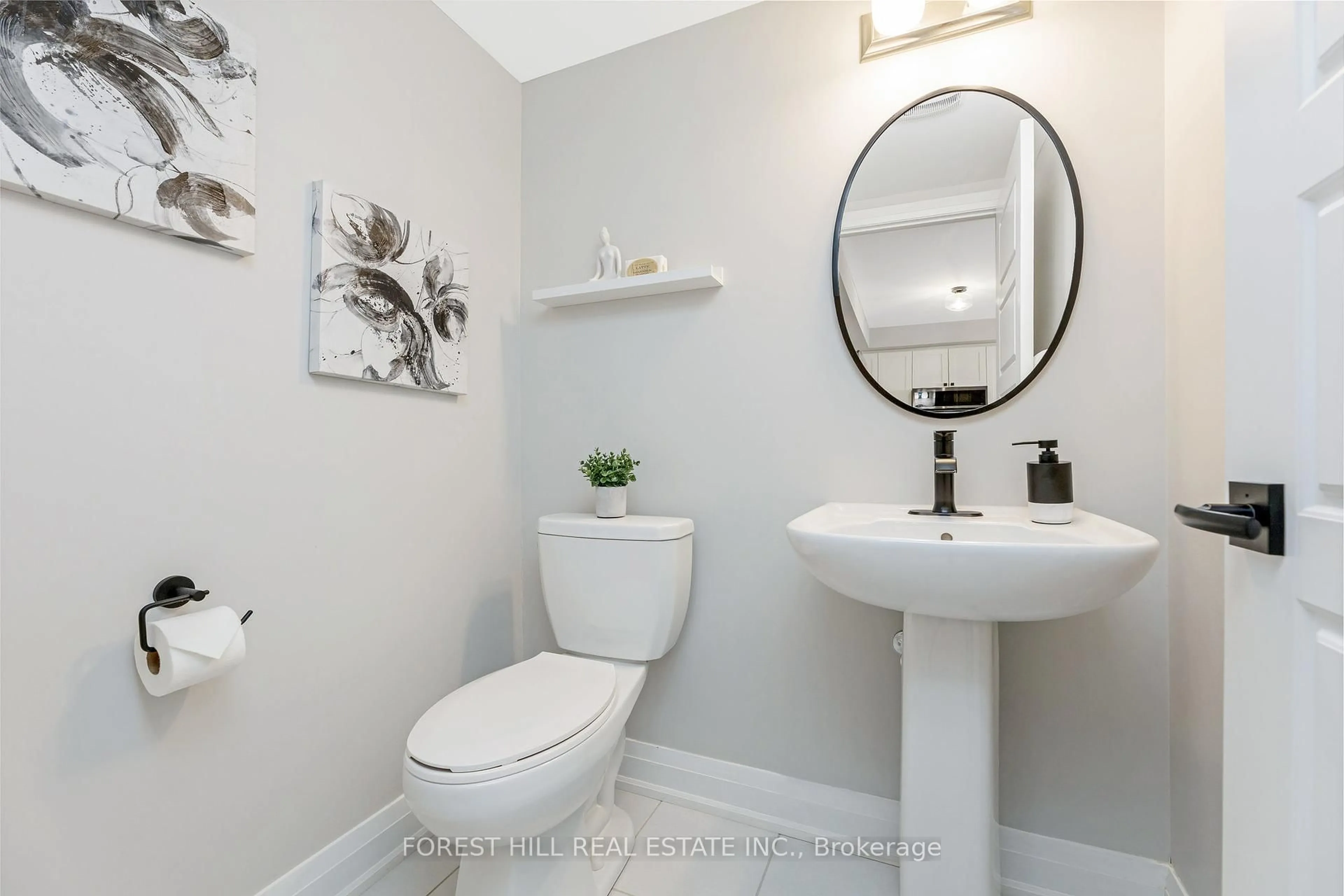 Standard bathroom, ceramic/tile floor for 972 Hickory Cres, Milton Ontario L9E 1P6