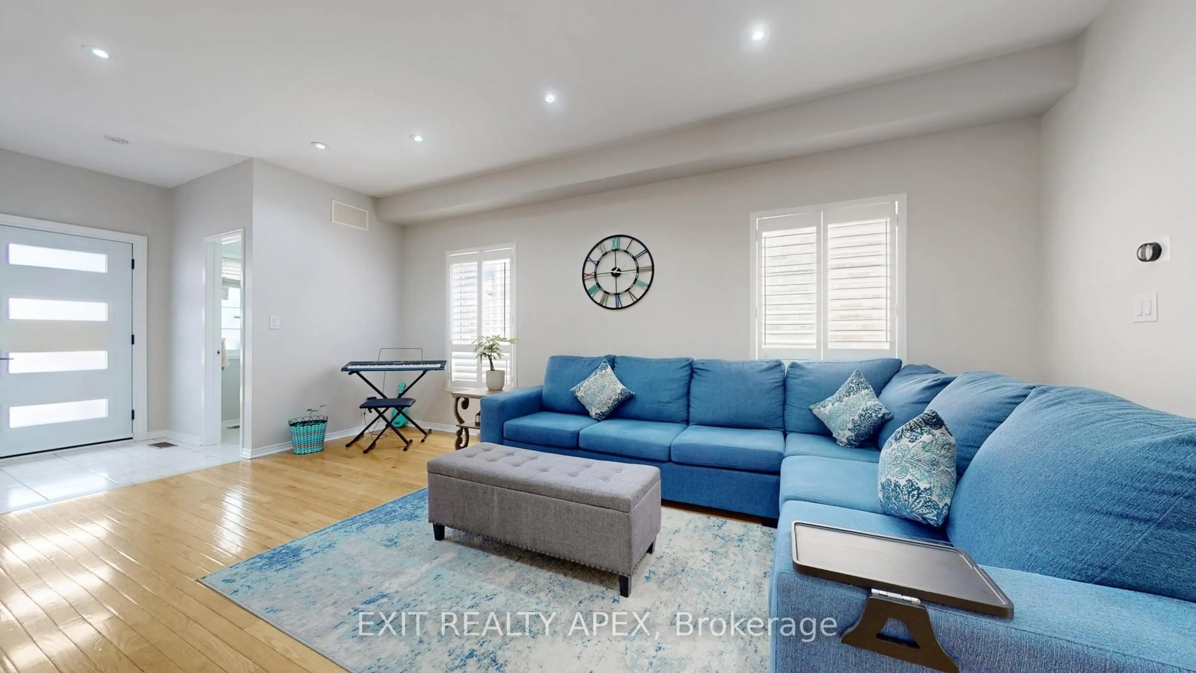 Living room with furniture, unknown for 77 Commodore Dr, Brampton Ontario L6X 0T4