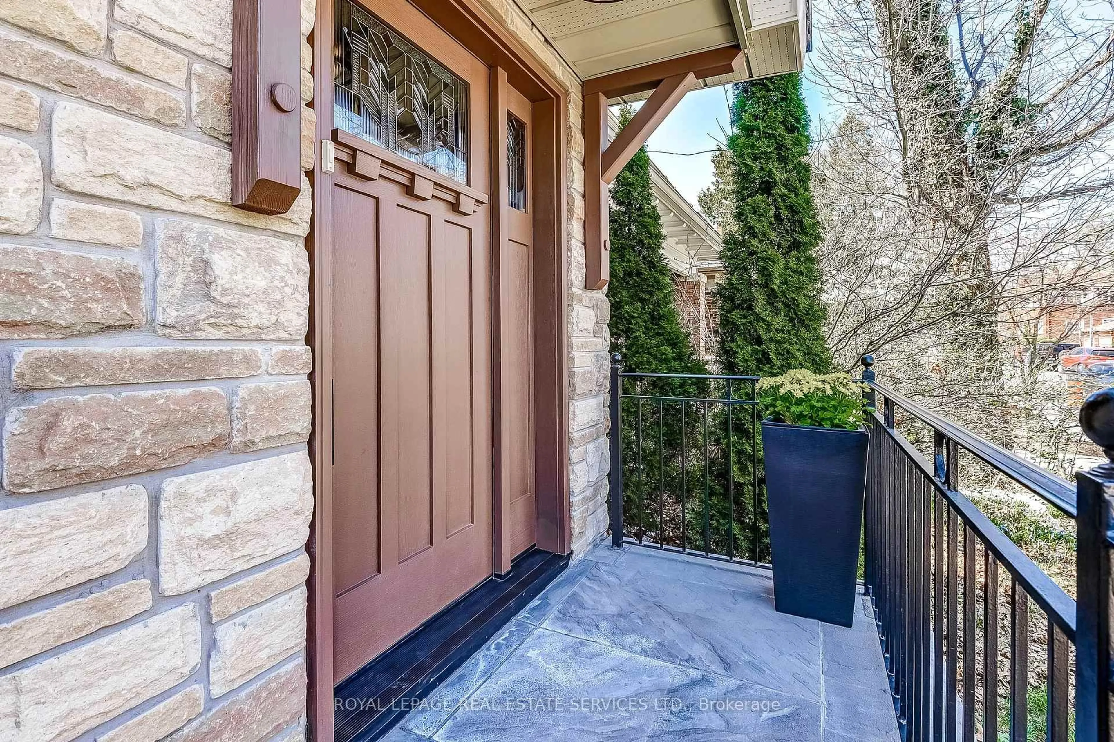 Indoor entryway for 157 Colbeck St, Toronto Ontario M6S 1V8