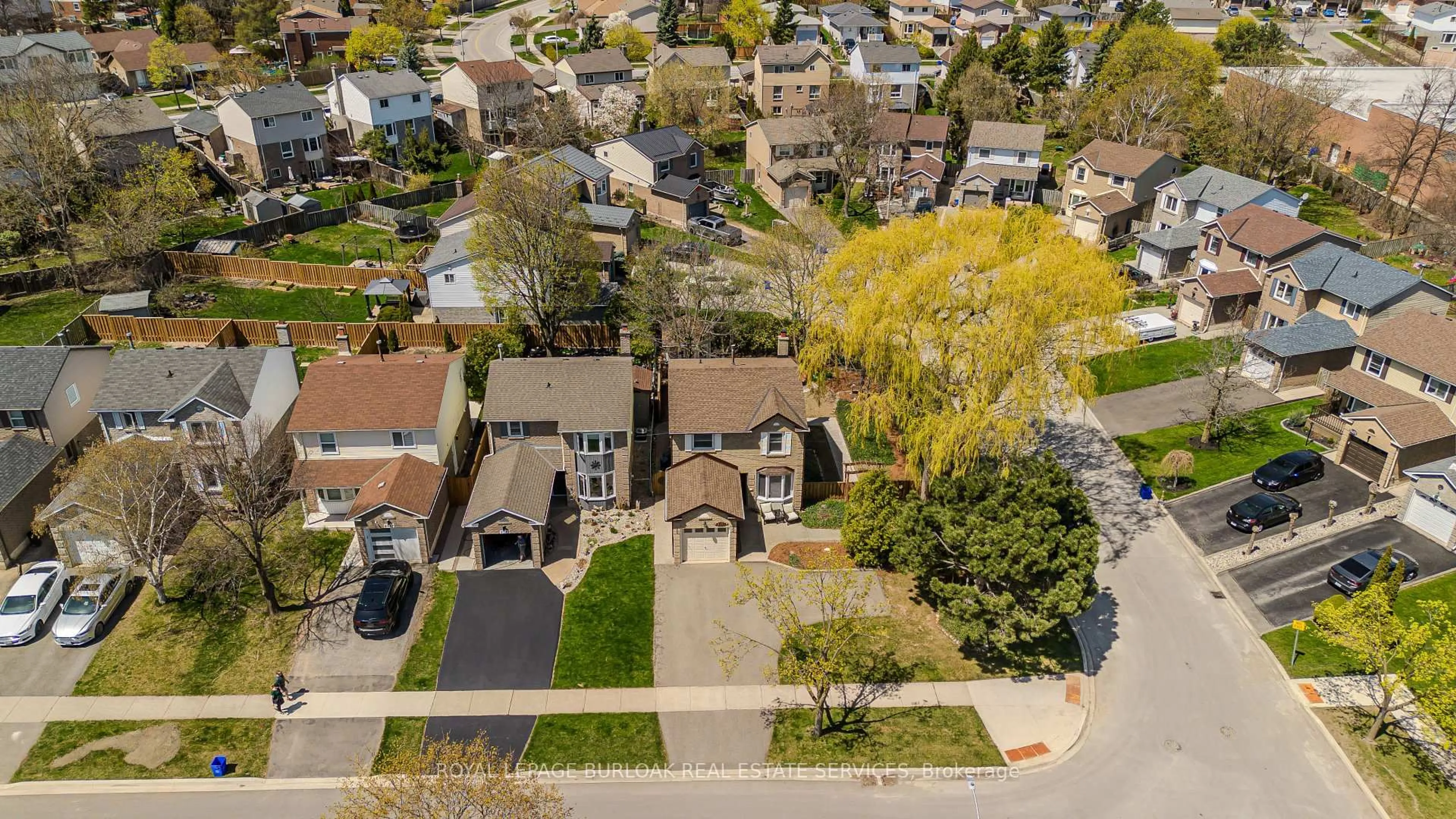 A pic from outside/outdoor area/front of a property/back of a property/a pic from drone, street for 2383 Cotswold Cres, Burlington Ontario L7P 4M3
