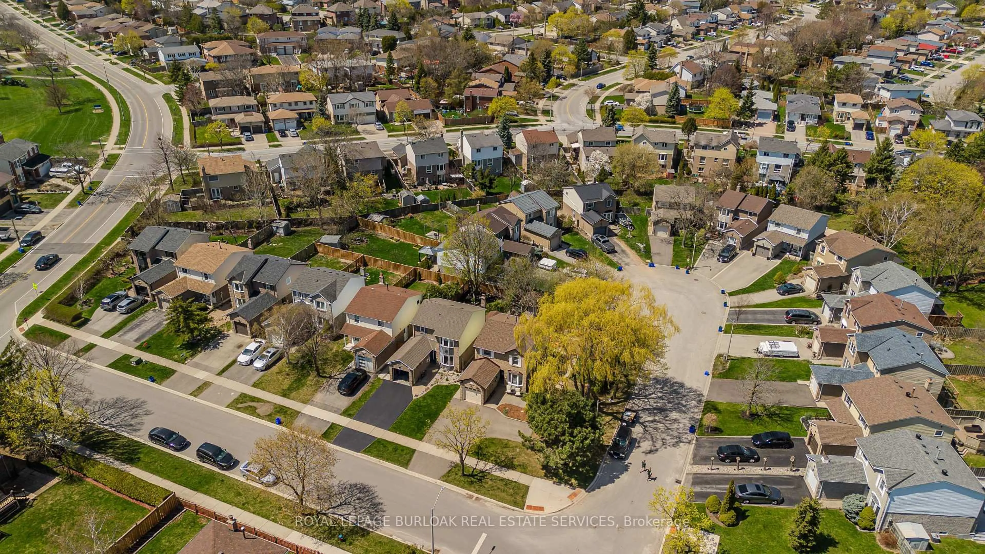 A pic from outside/outdoor area/front of a property/back of a property/a pic from drone, street for 2383 Cotswold Cres, Burlington Ontario L7P 4M3