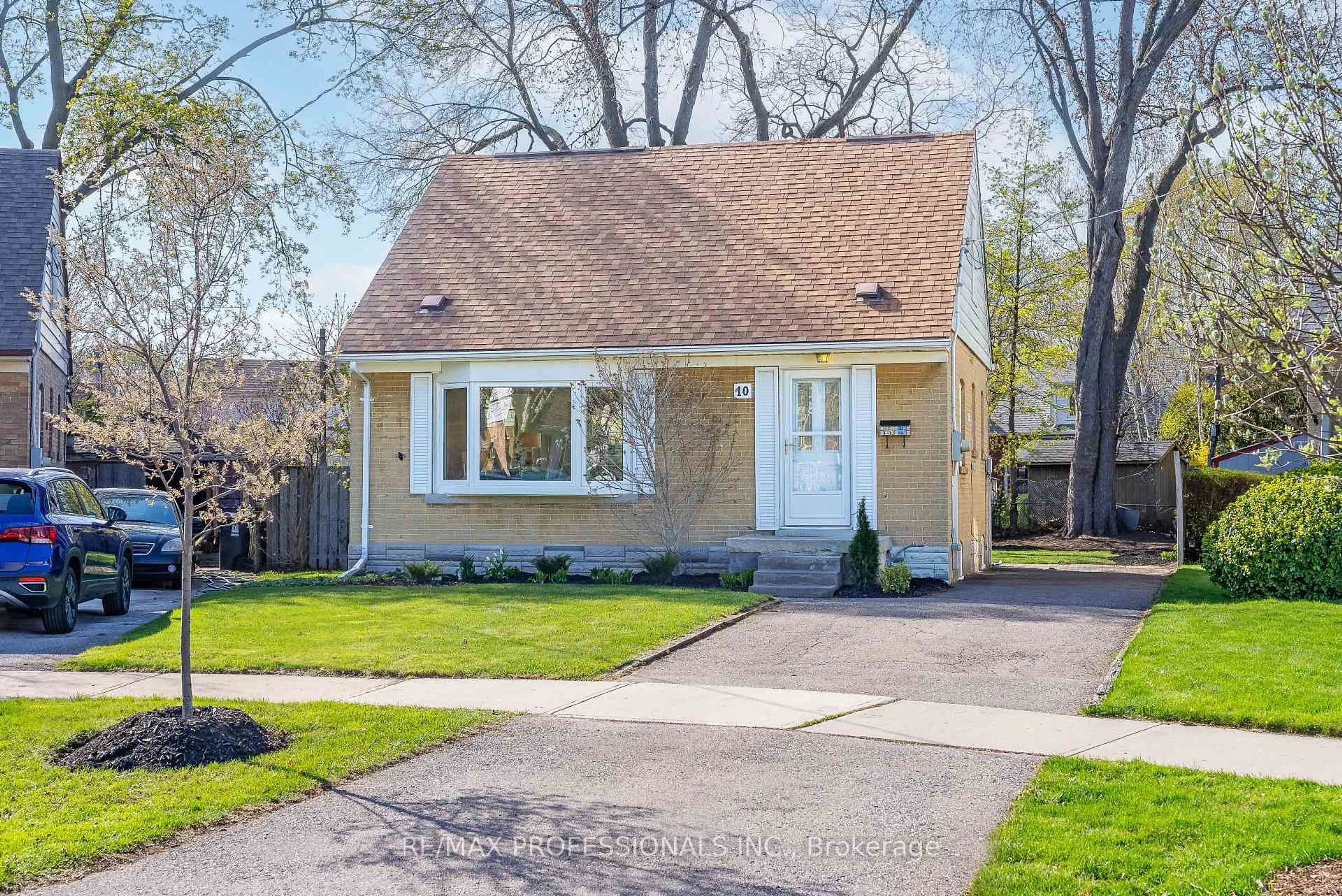 Home with vinyl exterior material, street for 10 Woodbury Pl, Toronto Ontario M8W 1Y1