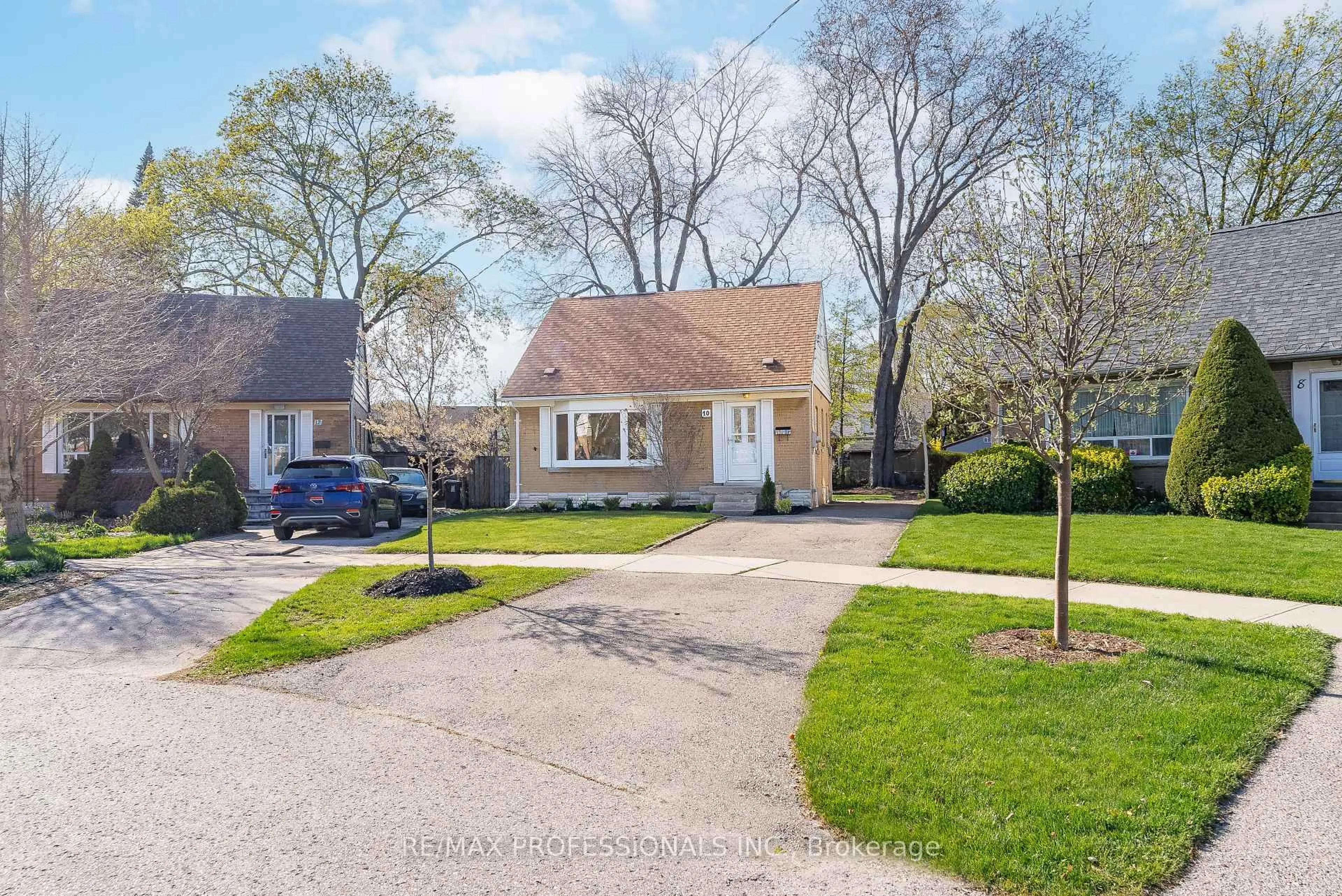 A pic from outside/outdoor area/front of a property/back of a property/a pic from drone, street for 10 Woodbury Pl, Toronto Ontario M8W 1Y1