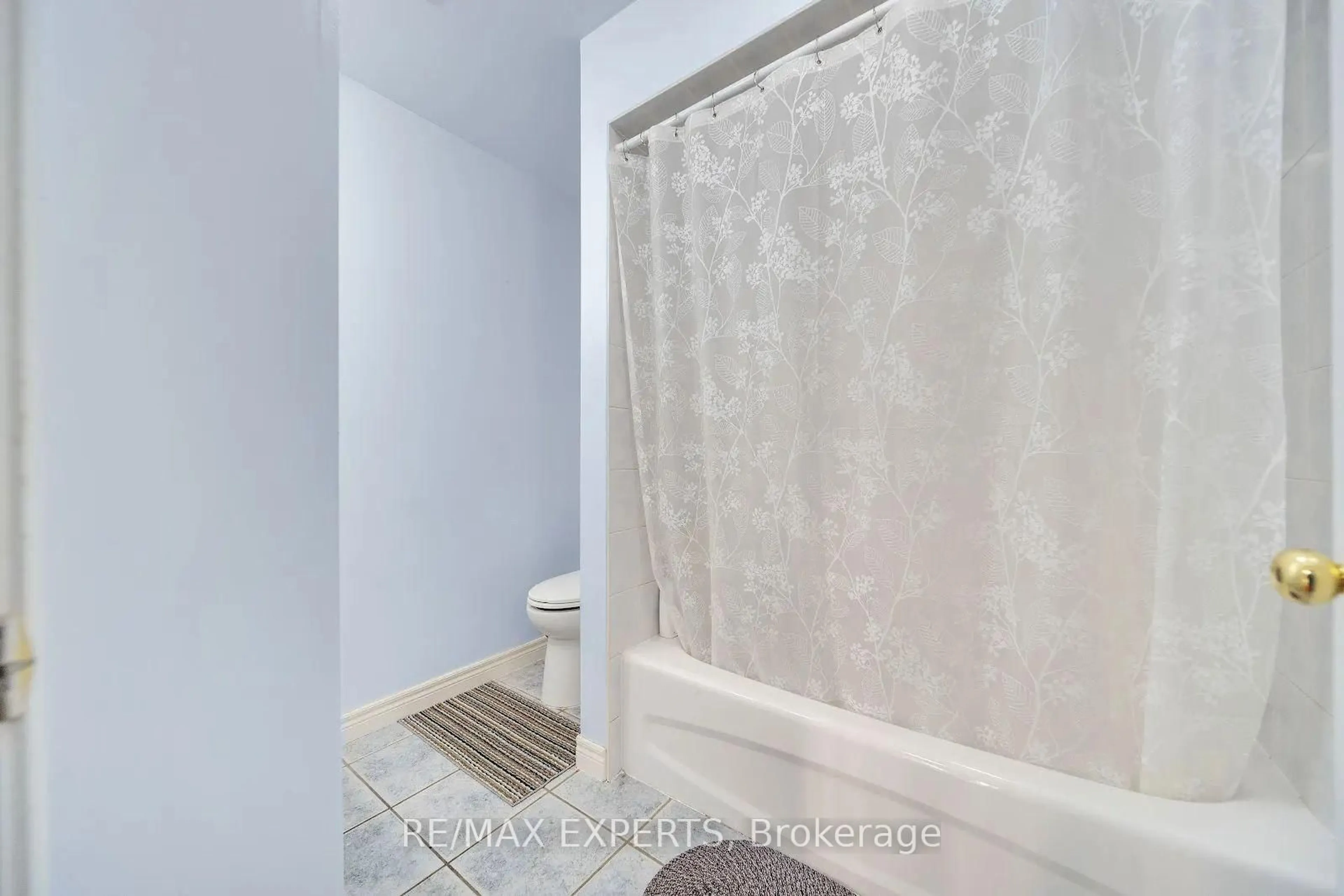 Standard bathroom, unknown for 13 Stable Gate, Brampton Ontario L7A 1V5