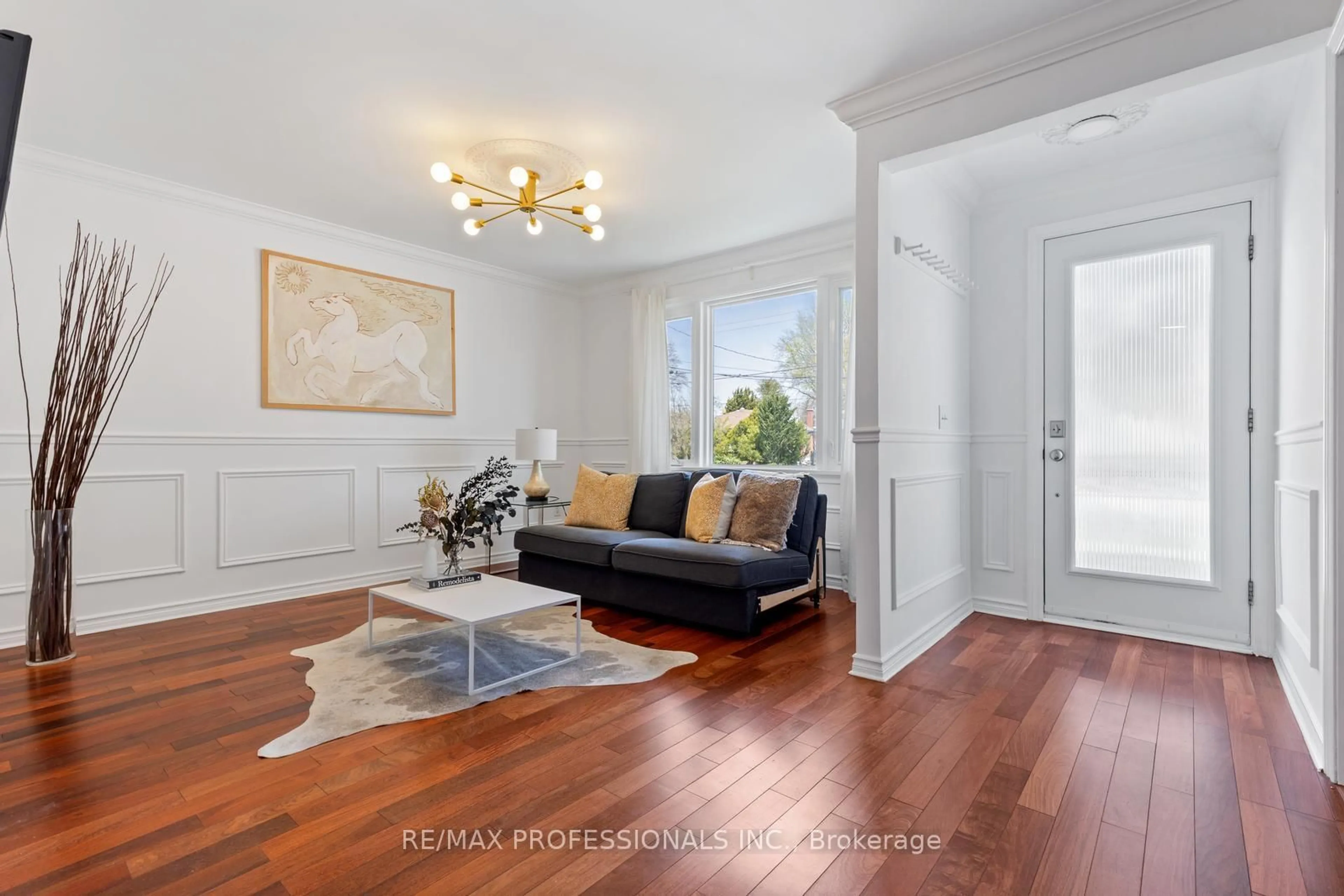 Living room with furniture, wood/laminate floor for 1172 Alexandra Ave, Mississauga Ontario L5E 2A5