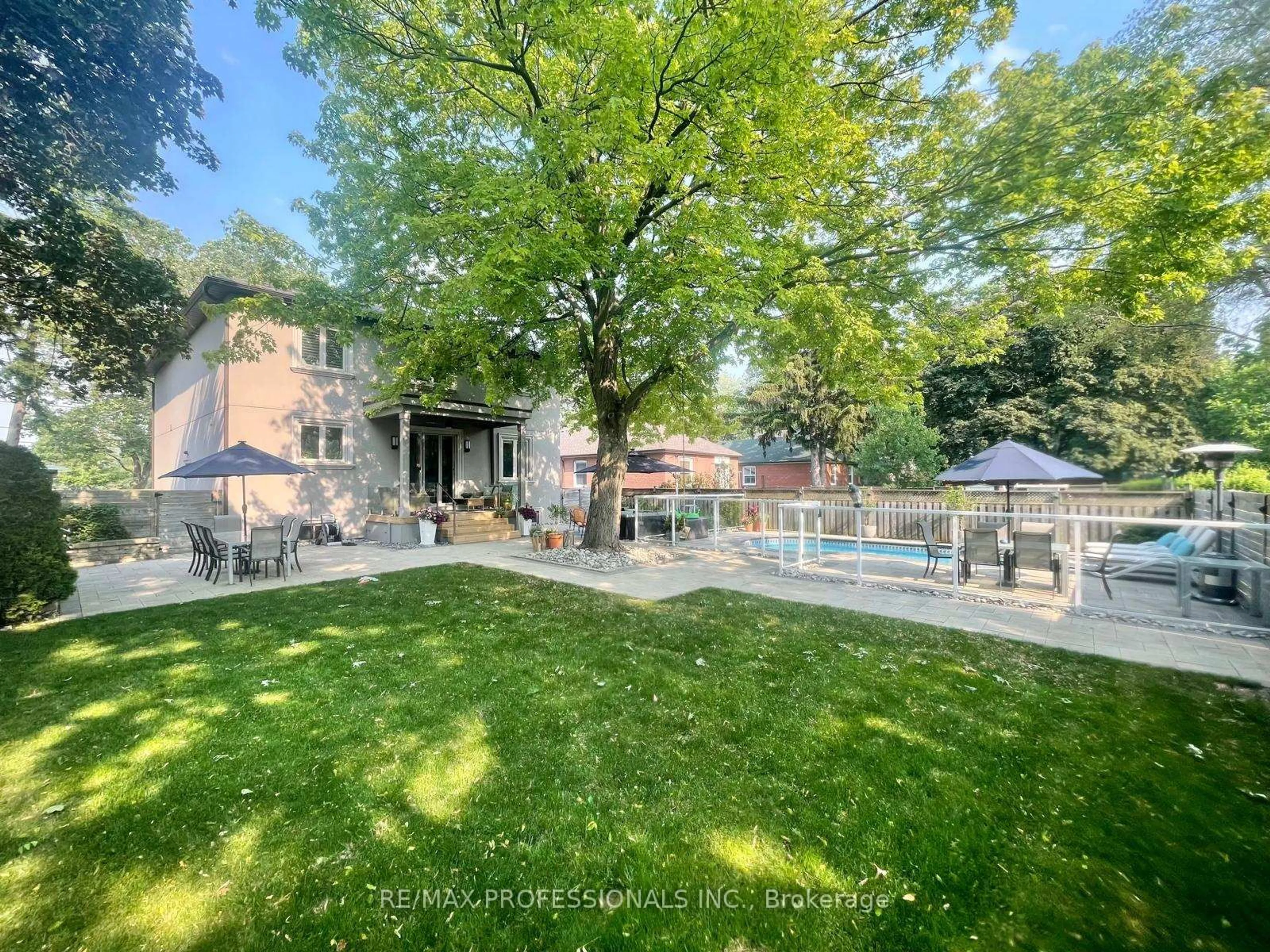 A pic from outside/outdoor area/front of a property/back of a property/a pic from drone, unknown for 80 Haliburton Ave, Toronto Ontario M9B 4Y4